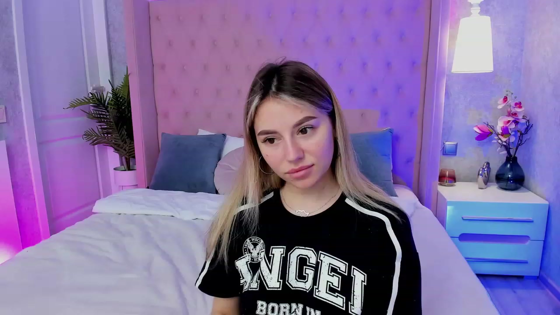 Gallery image thumbnail from SofiBloom's myfreecams stream on, 04/19/2023, 11:59 image 20 of 20