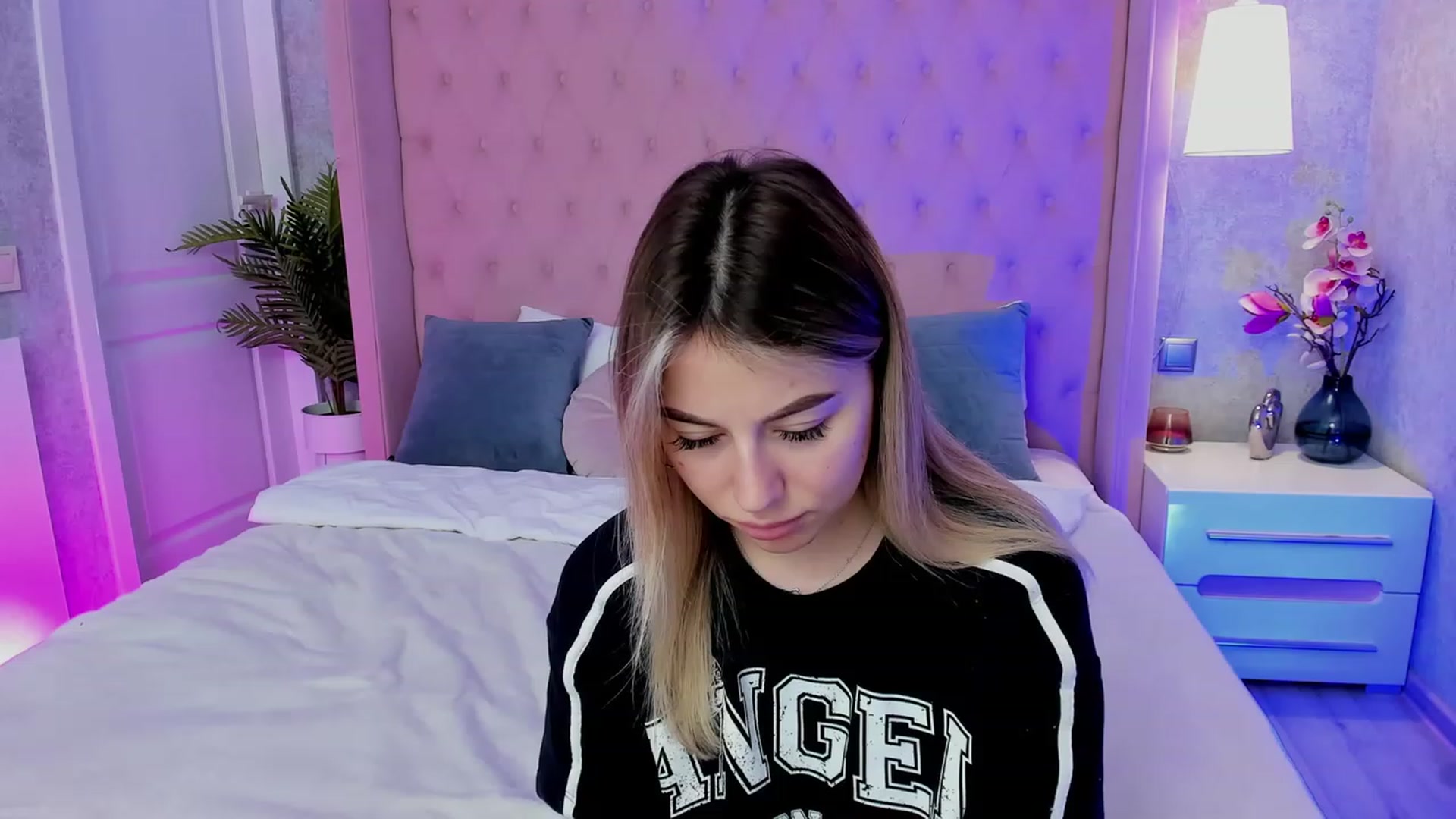 Gallery image thumbnail from SofiBloom's myfreecams stream on, 04/19/2023, 11:59 image 10 of 20