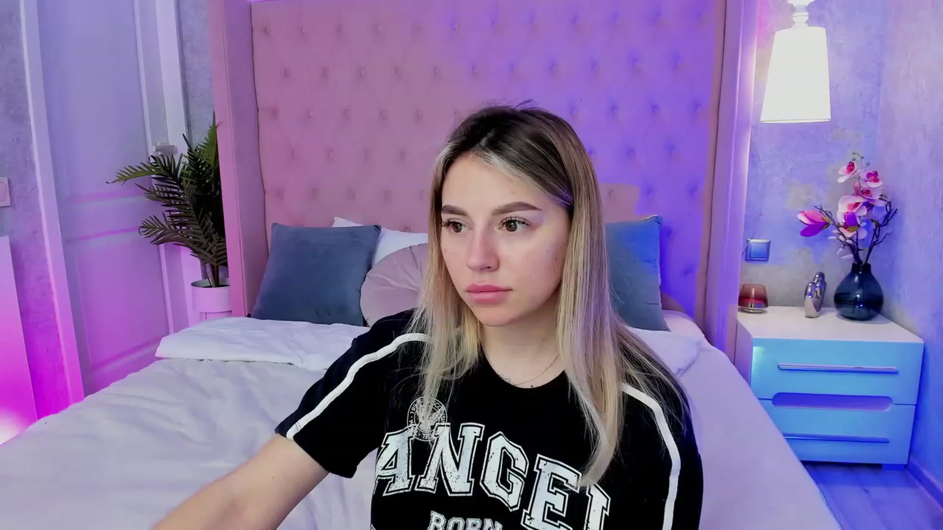 Gallery image thumbnail from SofiBloom's myfreecams stream on, 04/19/2023, 11:59 image 17 of 20