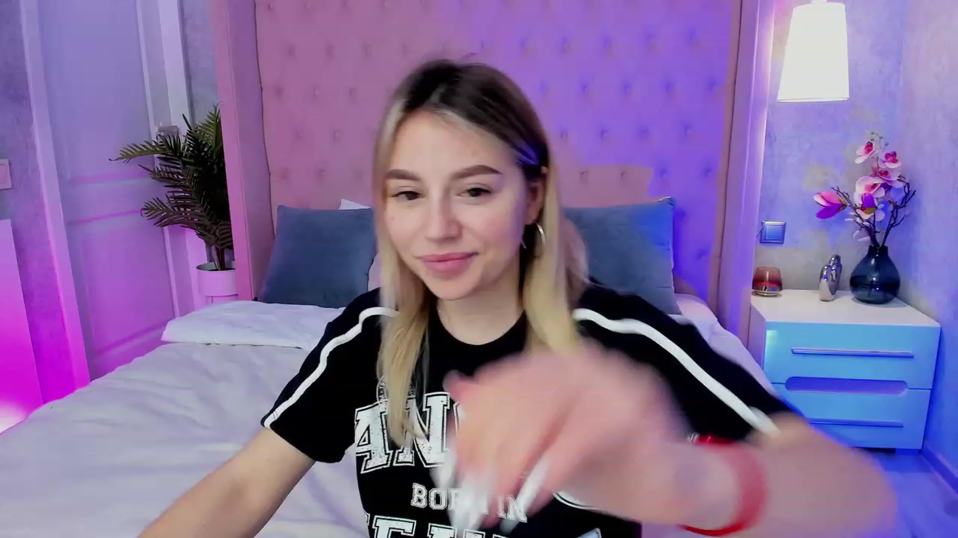 Gallery image thumbnail from SofiBloom's myfreecams stream on, 04/19/2023, 11:59 image 5 of 20