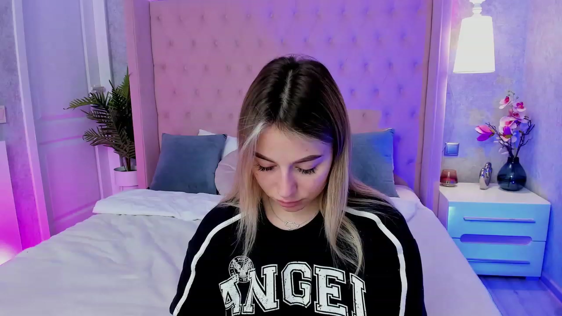 Gallery image thumbnail from SofiBloom's myfreecams stream on, 04/19/2023, 11:59 image 14 of 20