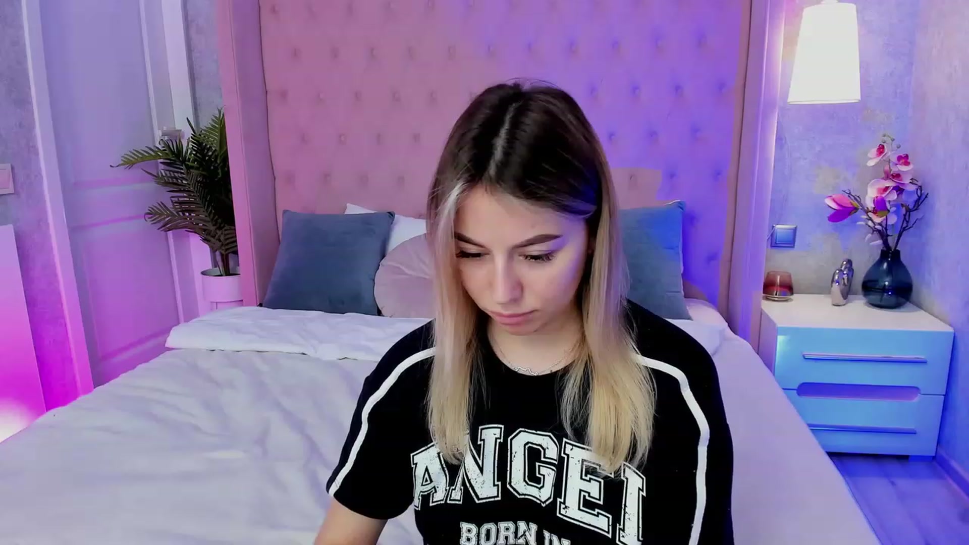 Gallery image thumbnail from SofiBloom's myfreecams stream on, 04/19/2023, 11:59 image 9 of 20