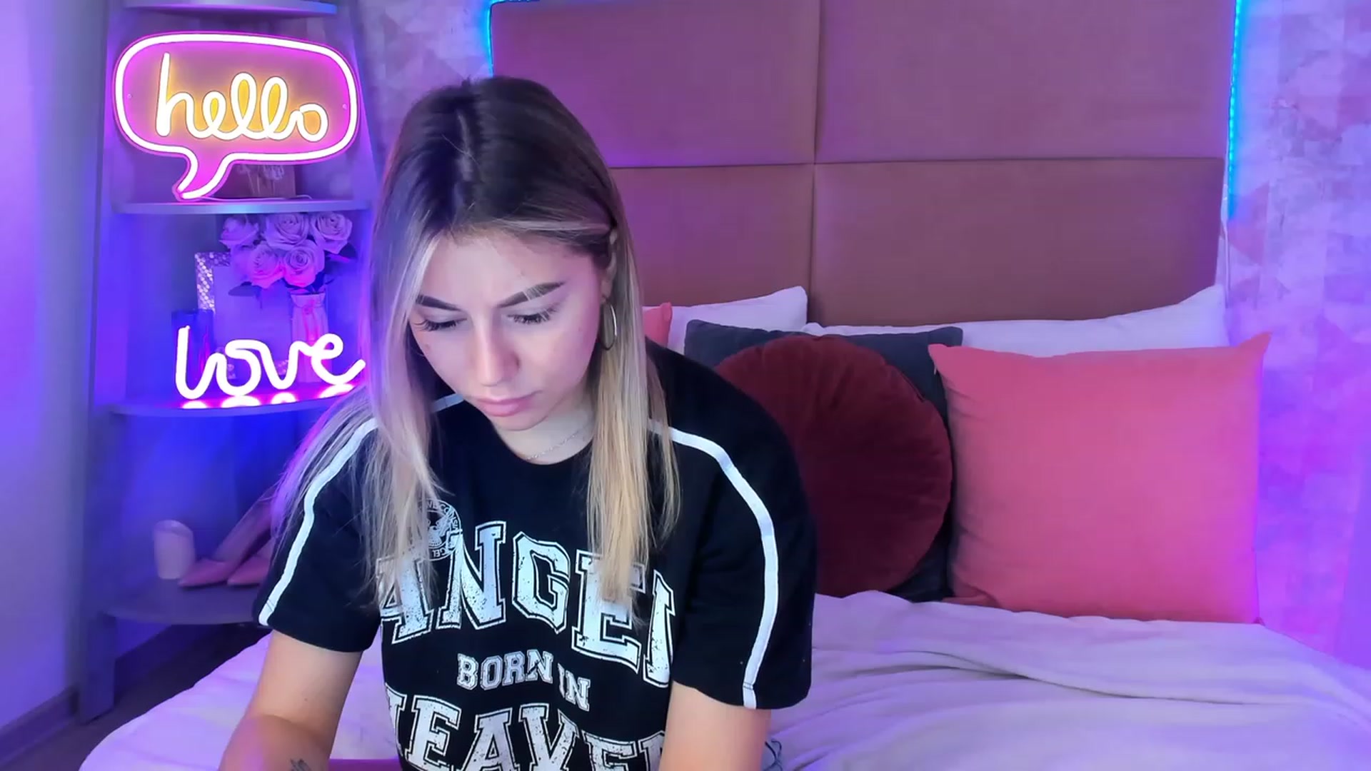 Gallery image thumbnail from SofiBloom's myfreecams stream on, 04/21/2023, 08:28 image 15 of 20