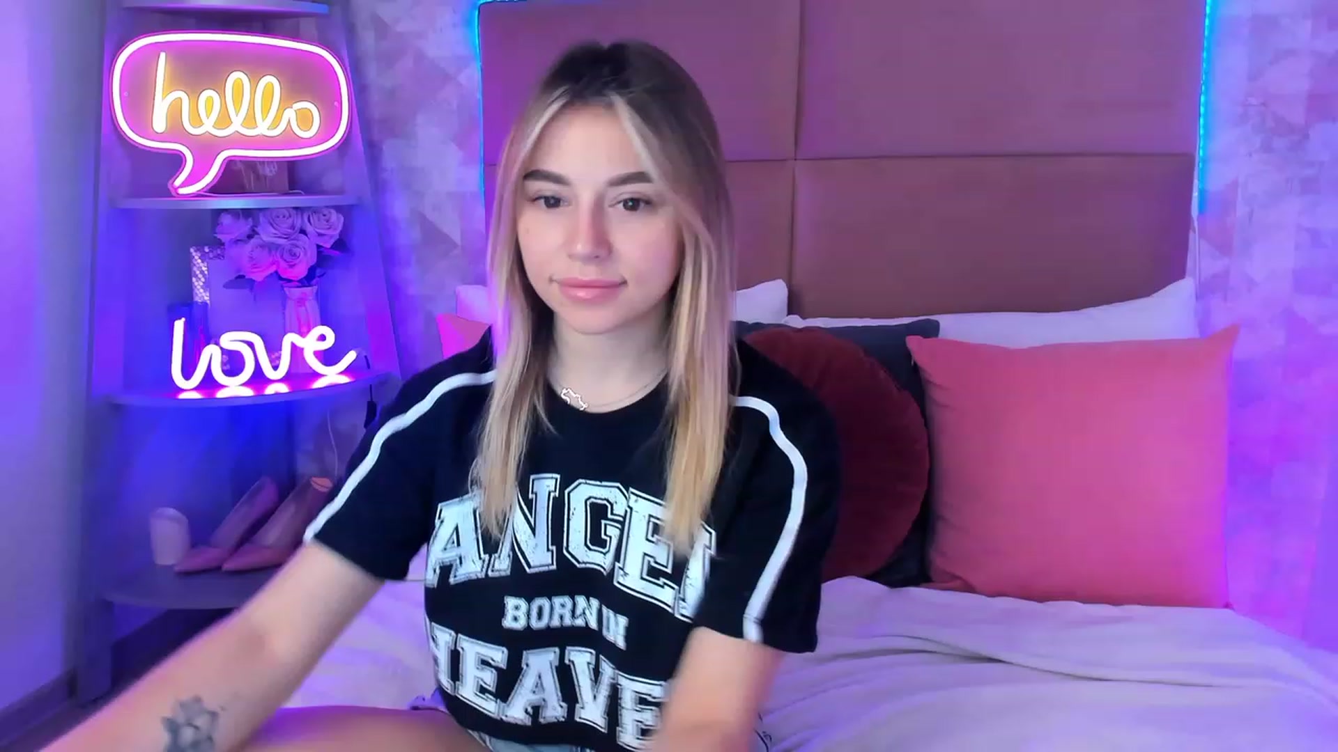Gallery image thumbnail from SofiBloom's myfreecams stream on, 04/21/2023, 08:28 image 10 of 20