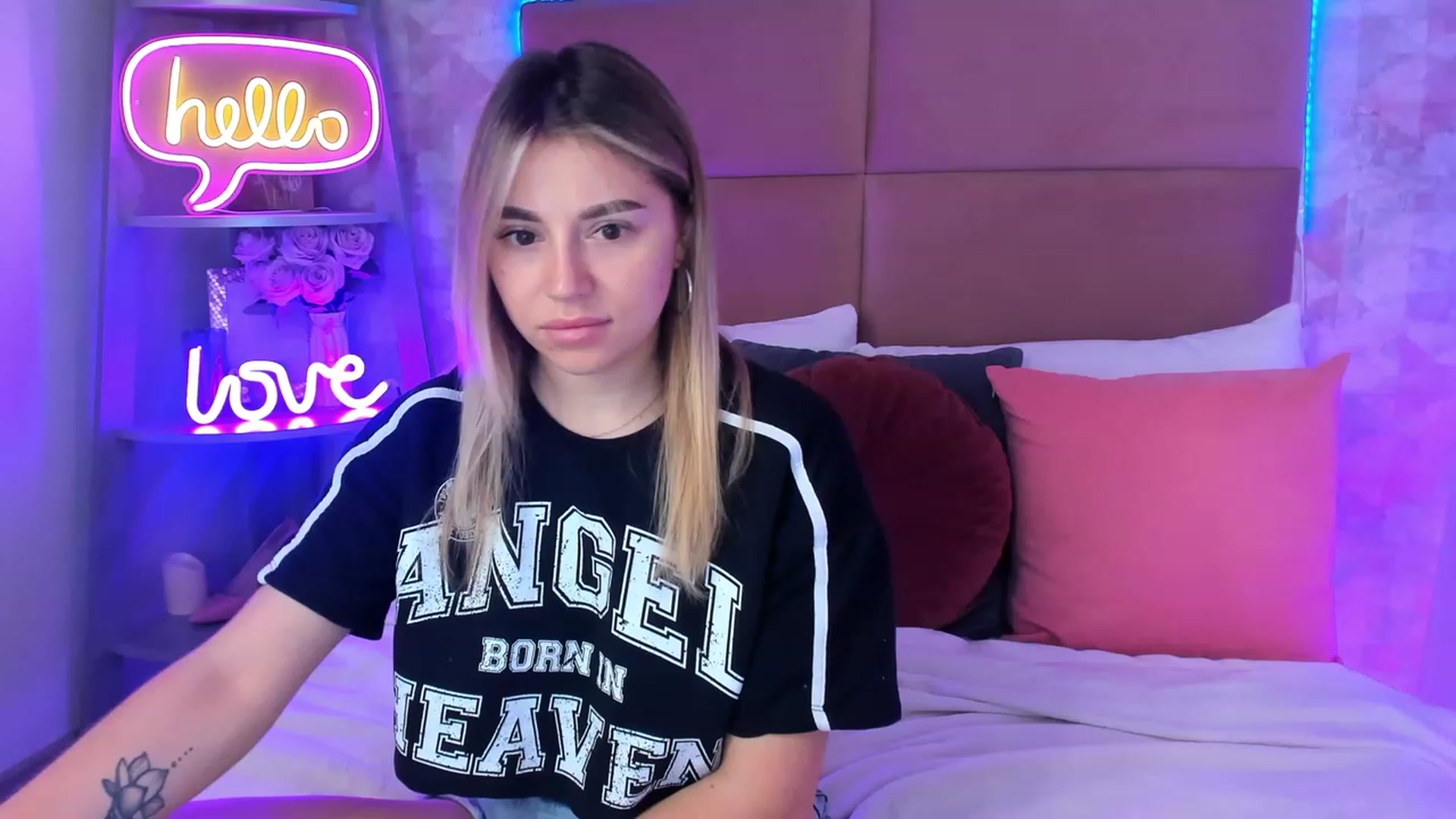 Gallery image thumbnail from SofiBloom's myfreecams stream on, 04/21/2023, 08:28 image 16 of 20
