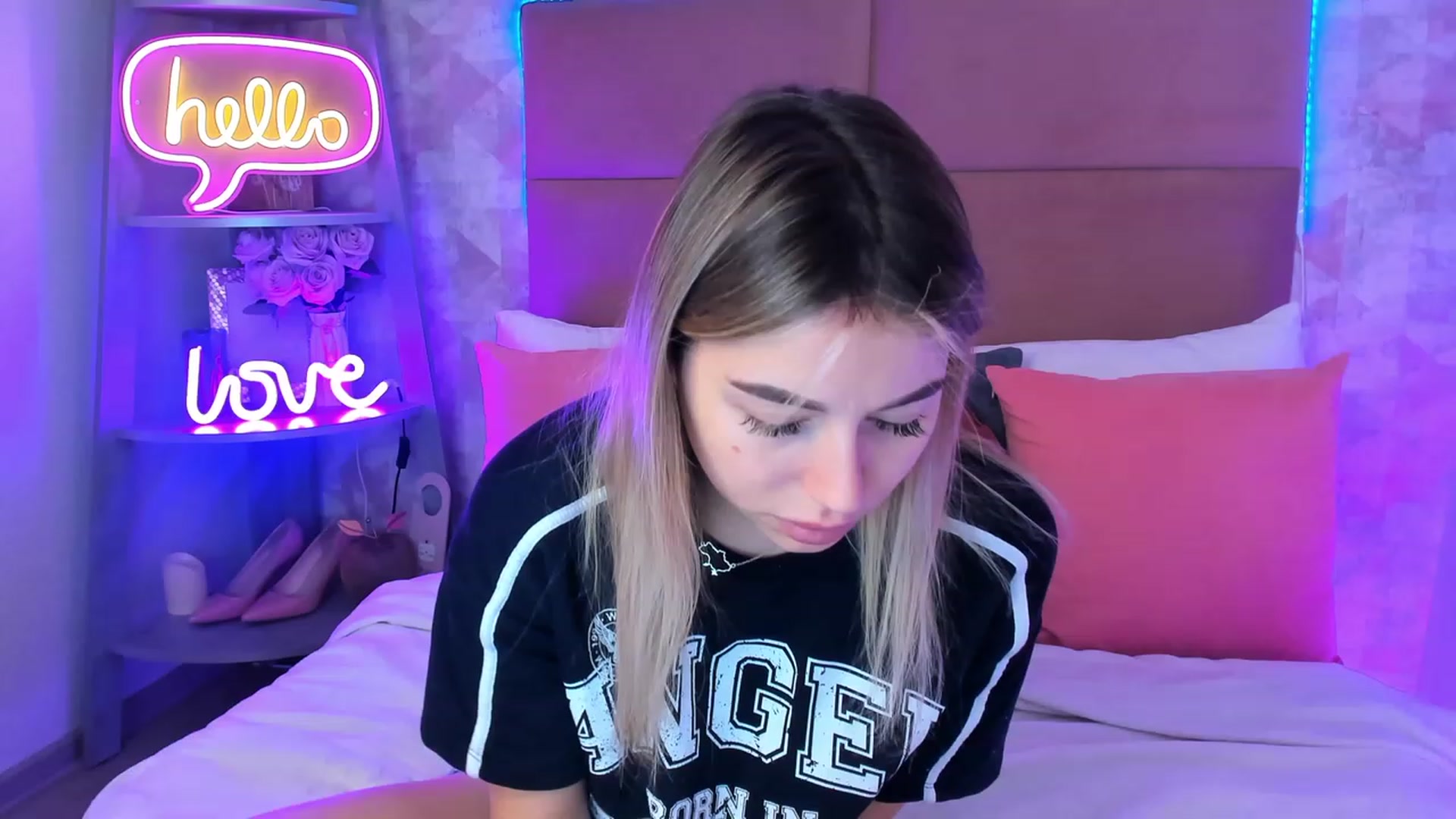 Gallery image thumbnail from SofiBloom's myfreecams stream on, 04/21/2023, 08:28 image 6 of 20