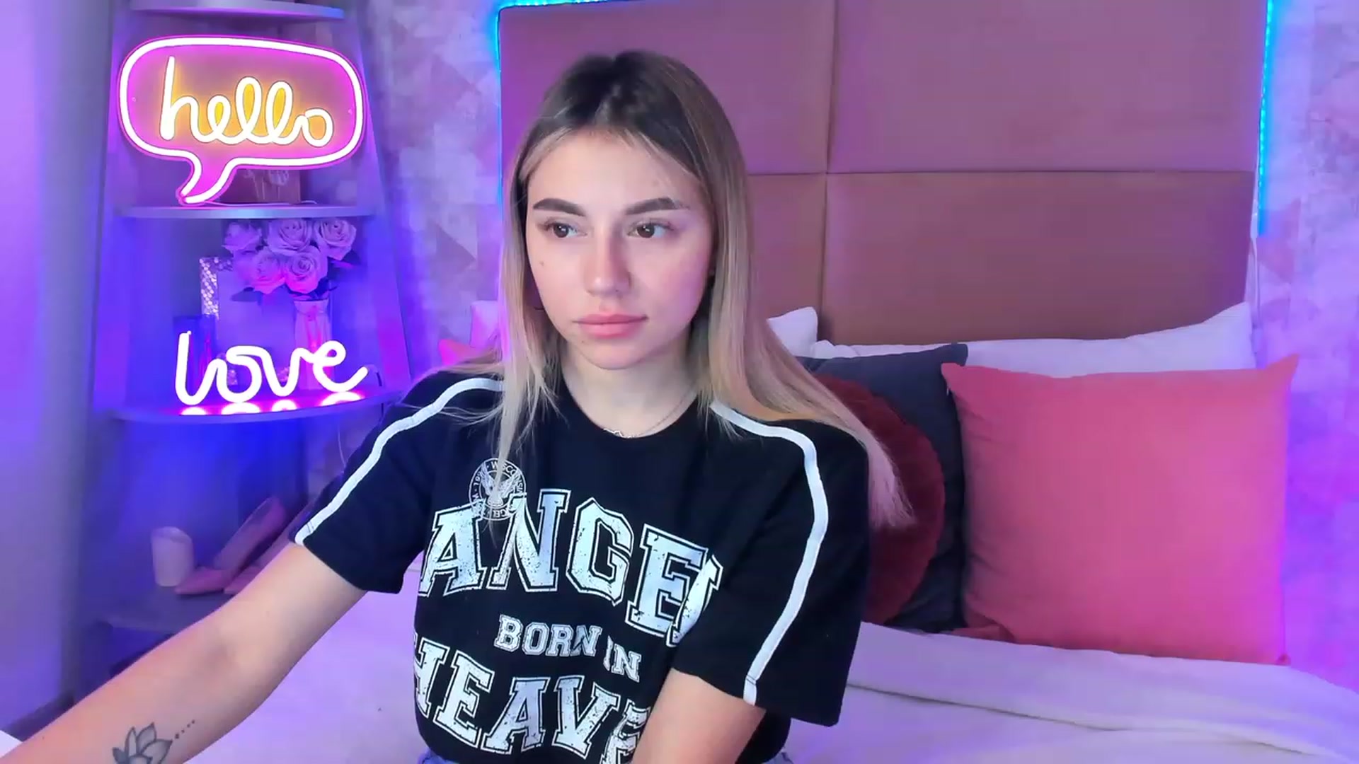 Gallery image thumbnail from SofiBloom's myfreecams stream on, 04/21/2023, 10:10 image 16 of 20