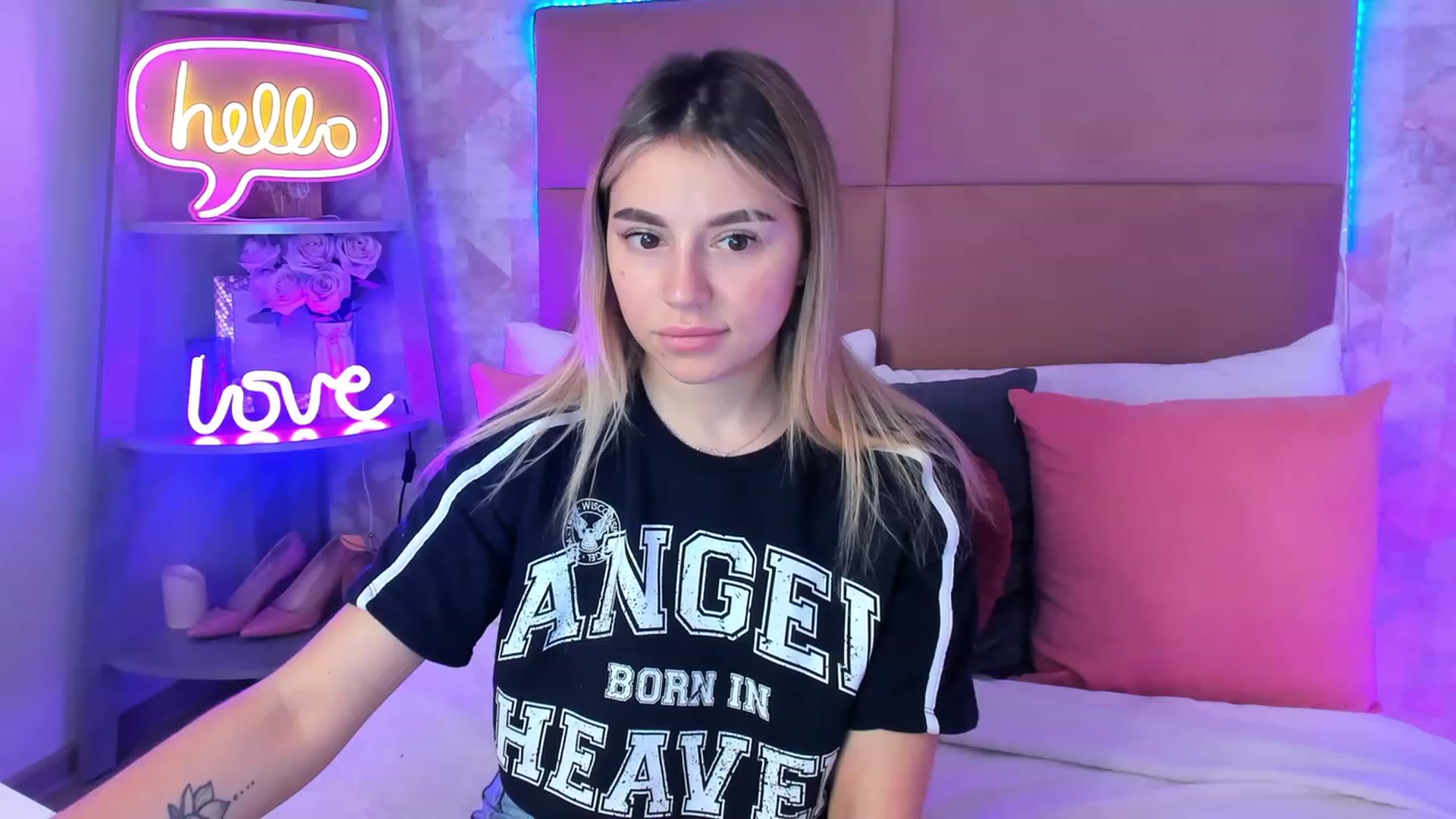 Gallery image thumbnail from SofiBloom's myfreecams stream on, 04/21/2023, 10:10 image 20 of 20