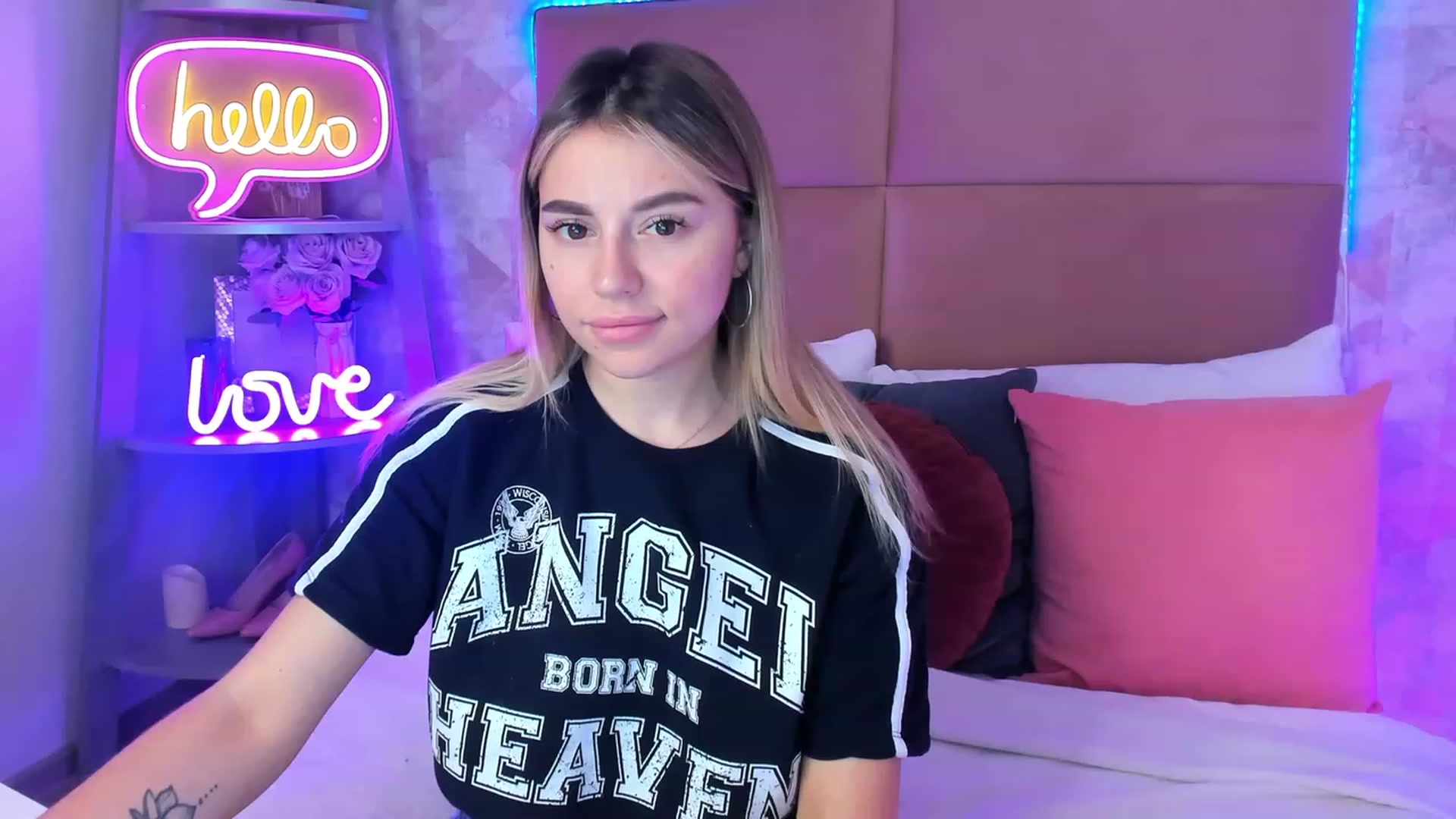 Gallery image thumbnail from SofiBloom's myfreecams stream on, 04/21/2023, 10:10 image 17 of 20