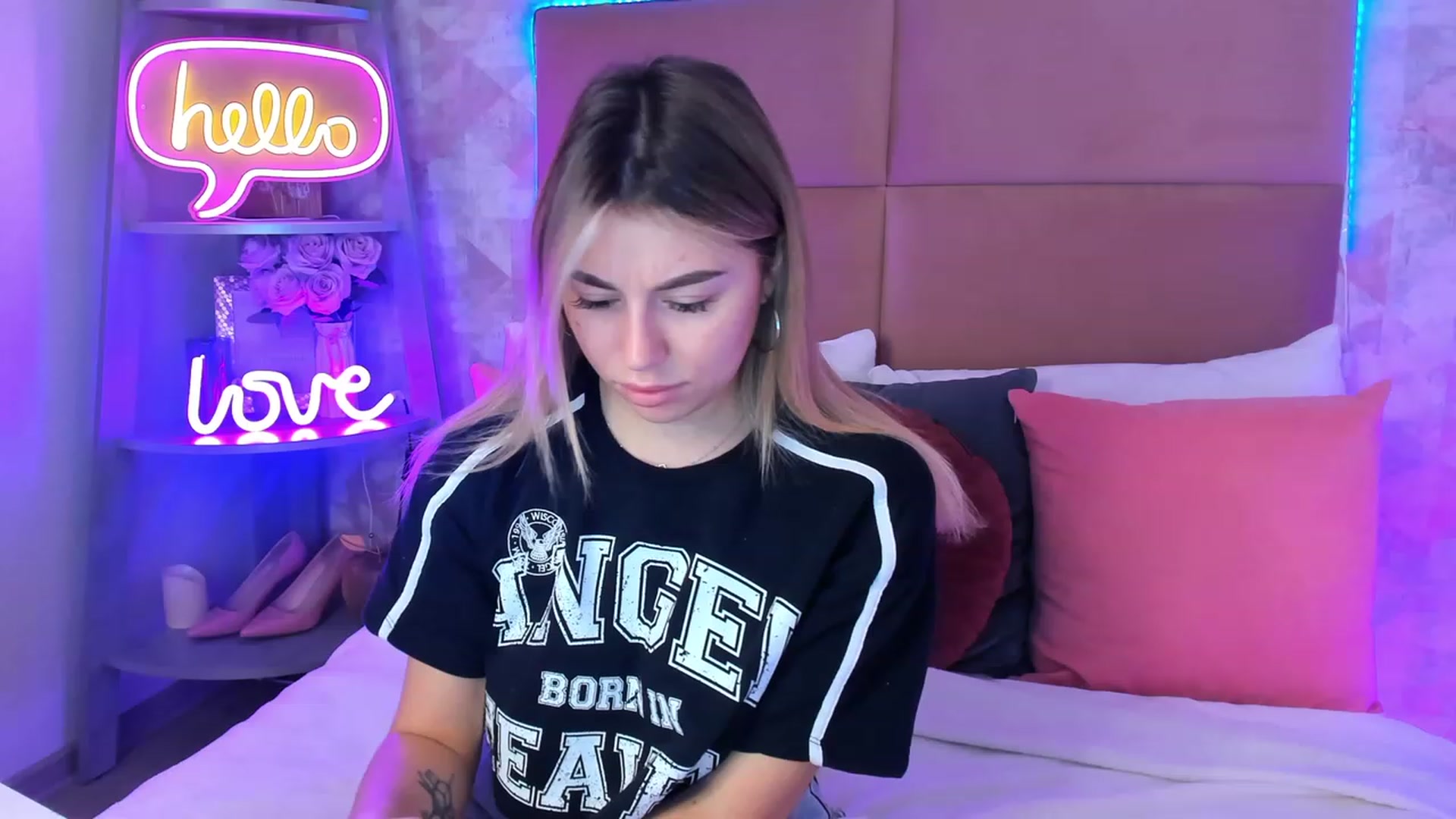 Gallery image thumbnail from SofiBloom's myfreecams stream on, 04/21/2023, 10:10 image 8 of 20