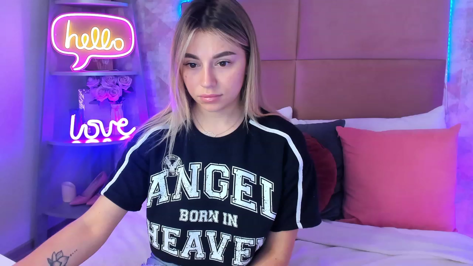 Gallery image thumbnail from SofiBloom's myfreecams stream on, 04/21/2023, 12:07 image 10 of 20