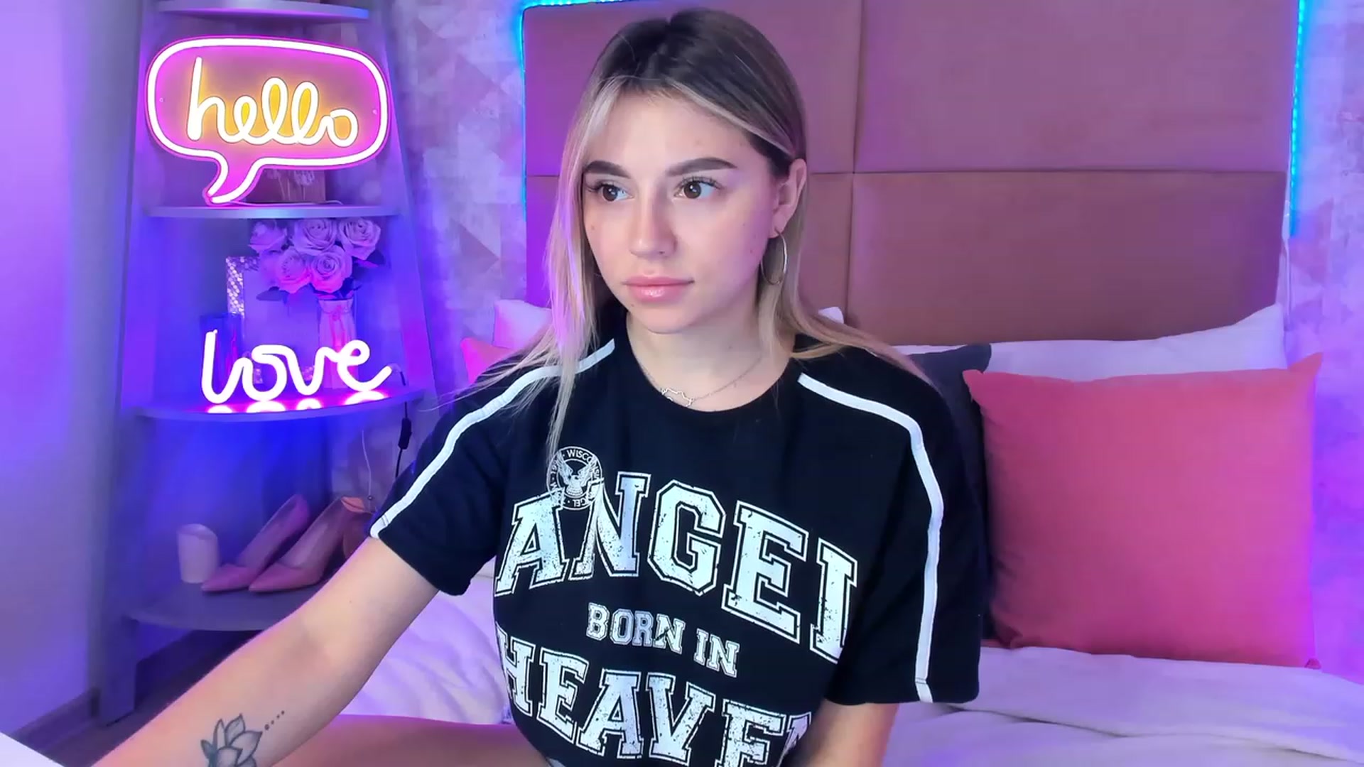 Gallery image thumbnail from SofiBloom's myfreecams stream on, 04/21/2023, 12:07 image 17 of 20