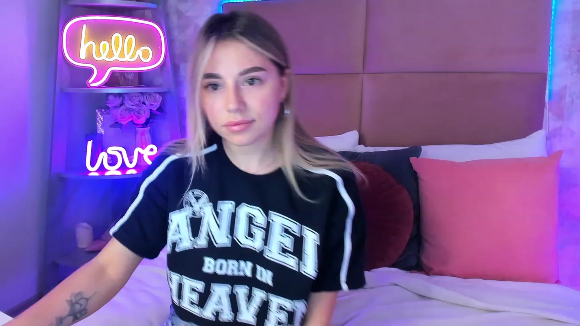 Gallery image thumbnail from SofiBloom's myfreecams stream on, 04/21/2023, 12:07 image 20 of 20