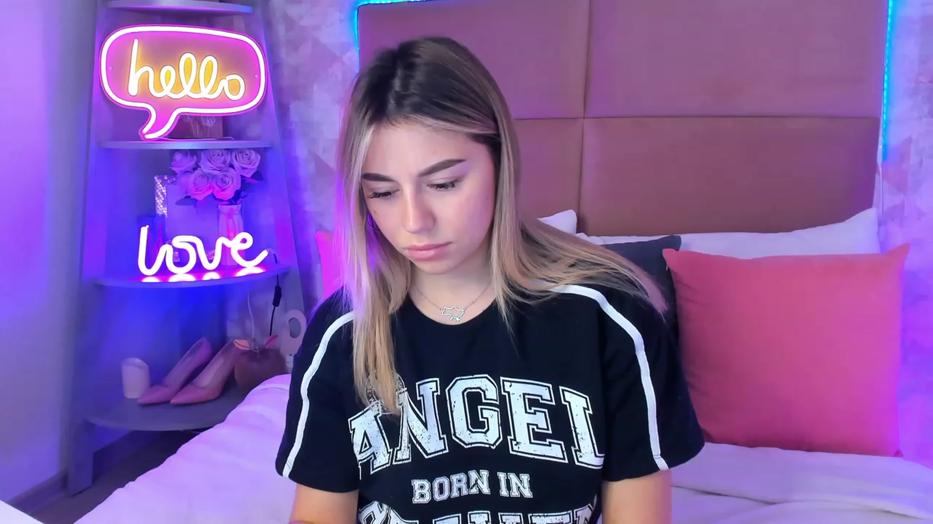 Gallery image thumbnail from SofiBloom's myfreecams stream on, 04/21/2023, 12:07 image 5 of 20
