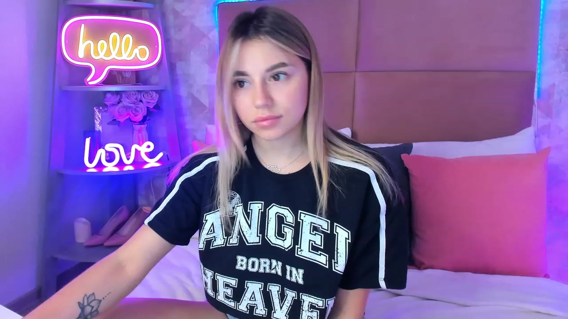Gallery image thumbnail from SofiBloom's myfreecams stream on, 04/21/2023, 12:07 image 16 of 20