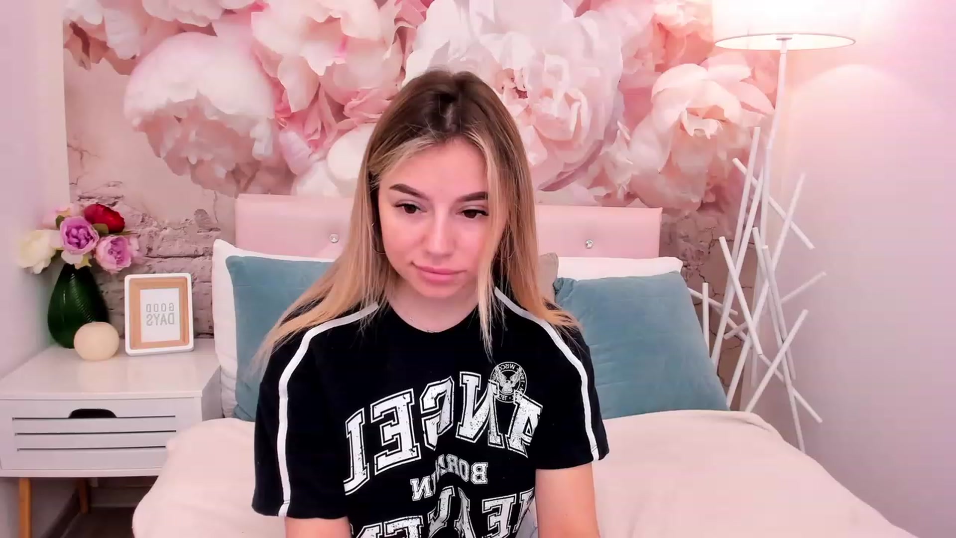 Gallery image thumbnail from SofiBloom's myfreecams stream on, 05/01/2023, 07:59 image 5 of 20