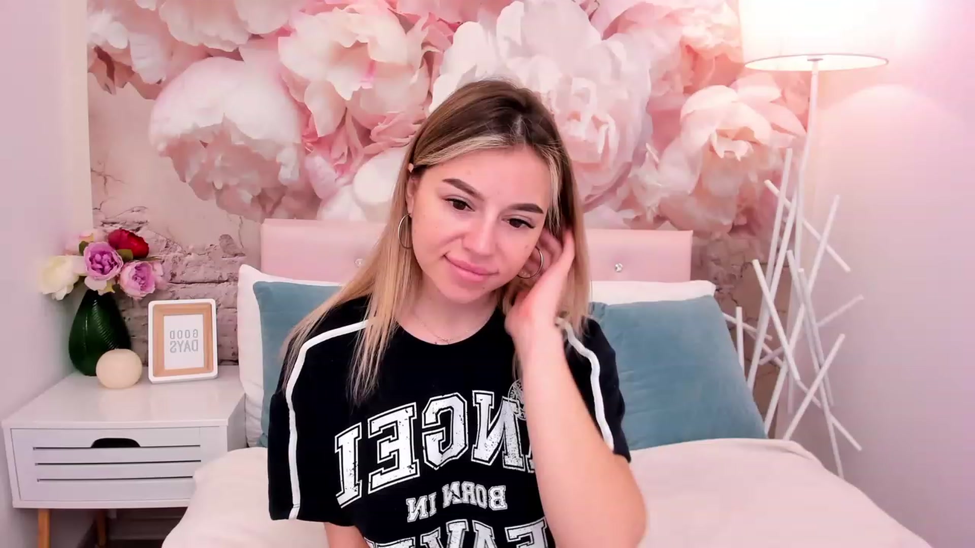 Gallery image thumbnail from SofiBloom's myfreecams stream on, 05/01/2023, 07:59 image 18 of 20