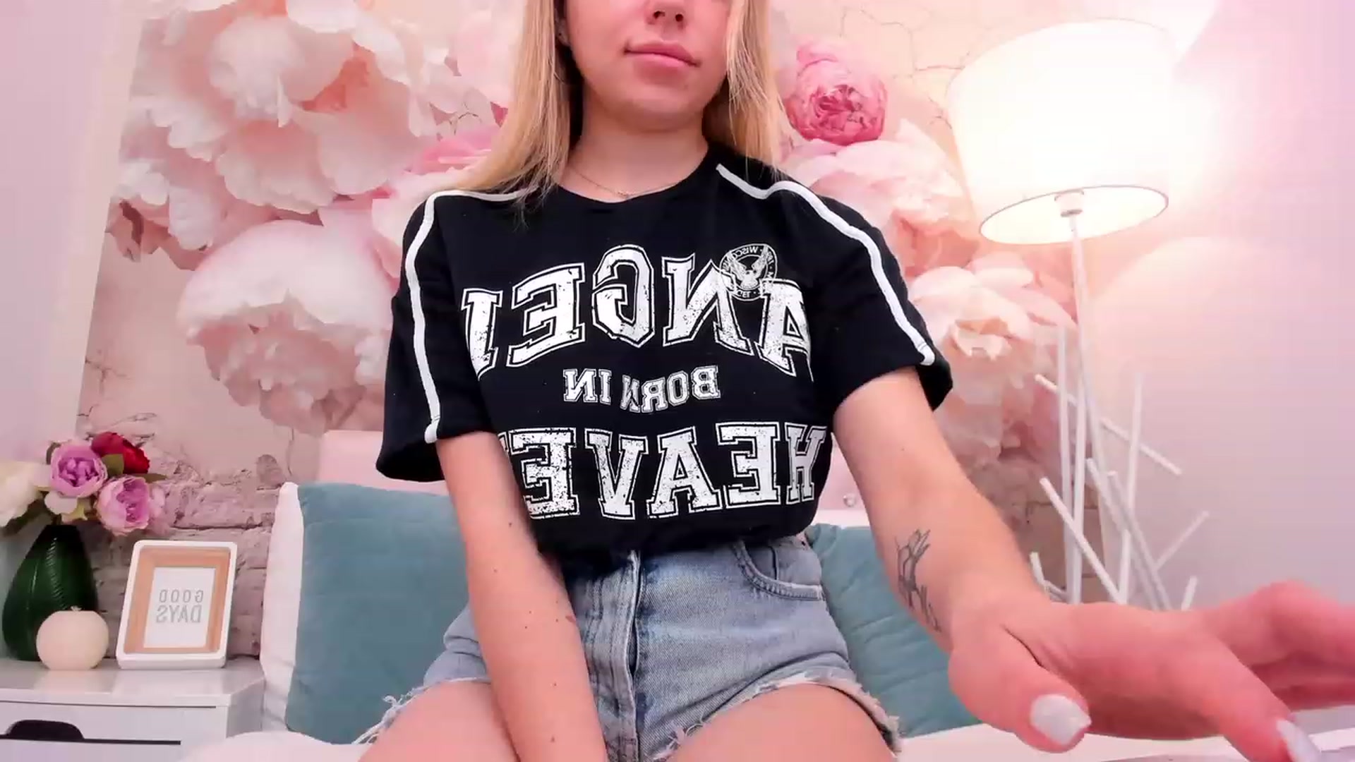 Gallery image thumbnail from SofiBloom's myfreecams stream on, 05/01/2023, 07:59 image 8 of 20