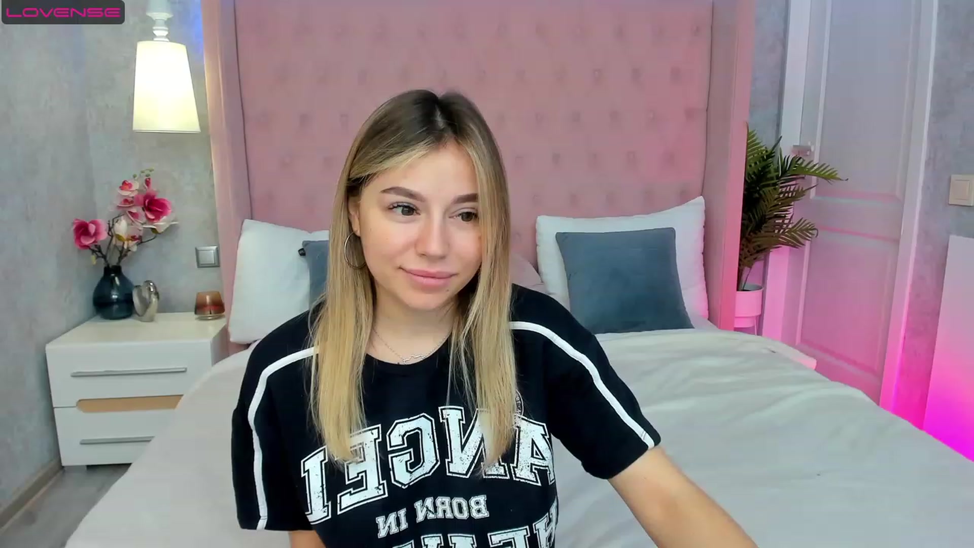 Gallery image thumbnail from SofiBloom's myfreecams stream on, 05/02/2023, 07:51 image 6 of 20