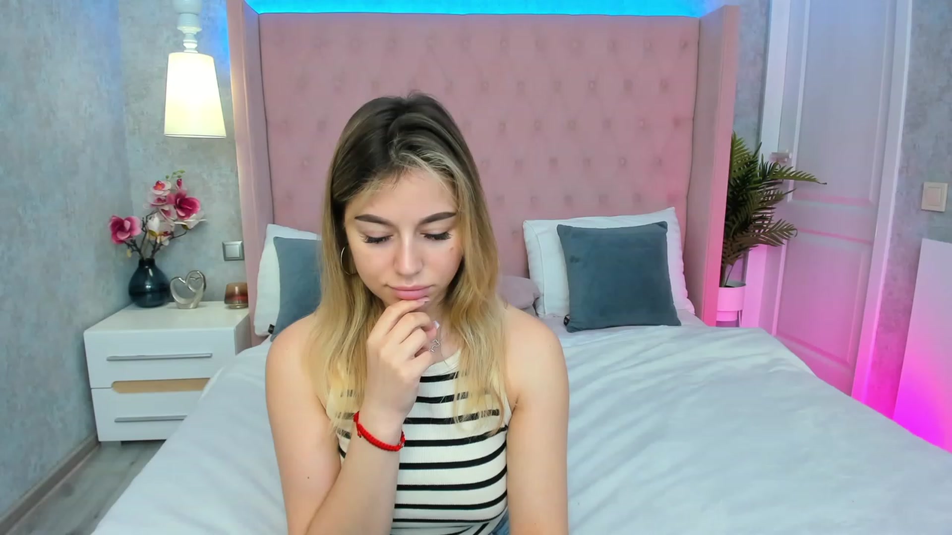 Gallery image thumbnail from SofiBloom's myfreecams stream on, 05/03/2023, 12:02 image 9 of 20