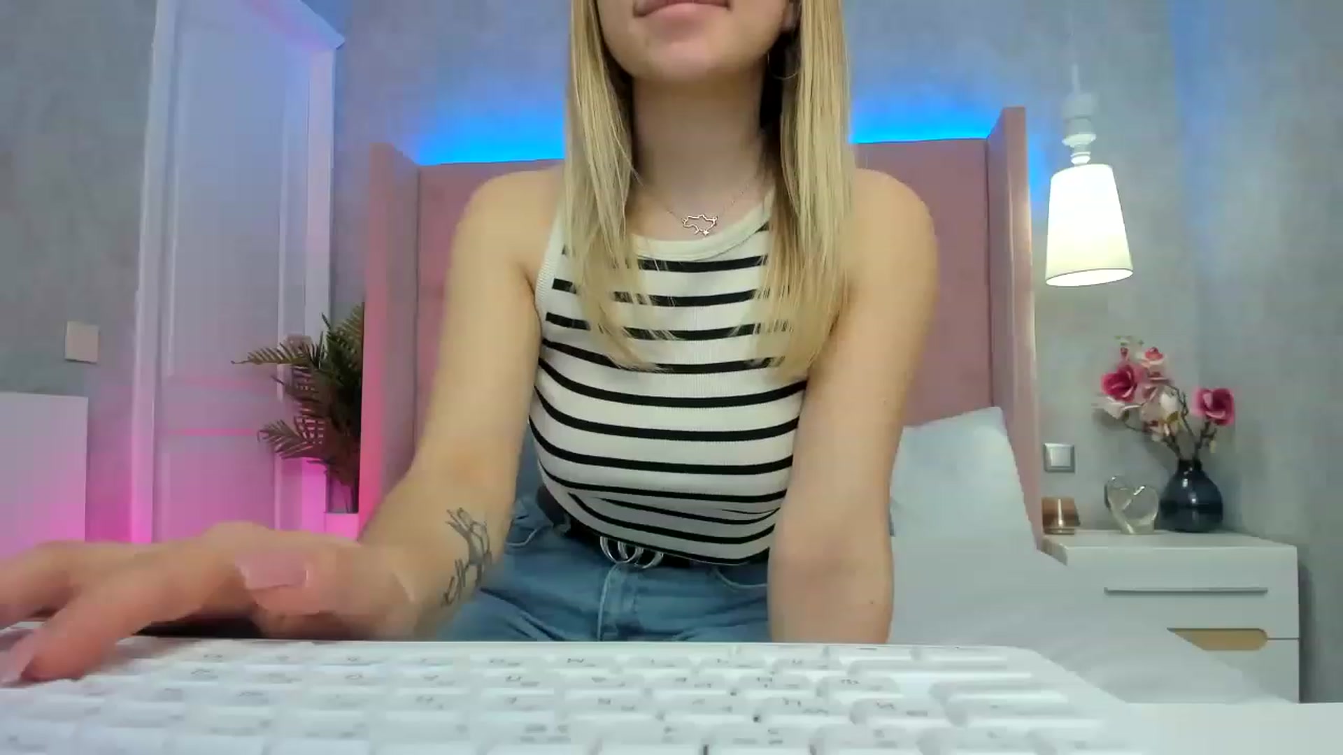 Gallery image thumbnail from SofiBloom's myfreecams stream on, 05/04/2023, 08:58 image 17 of 20