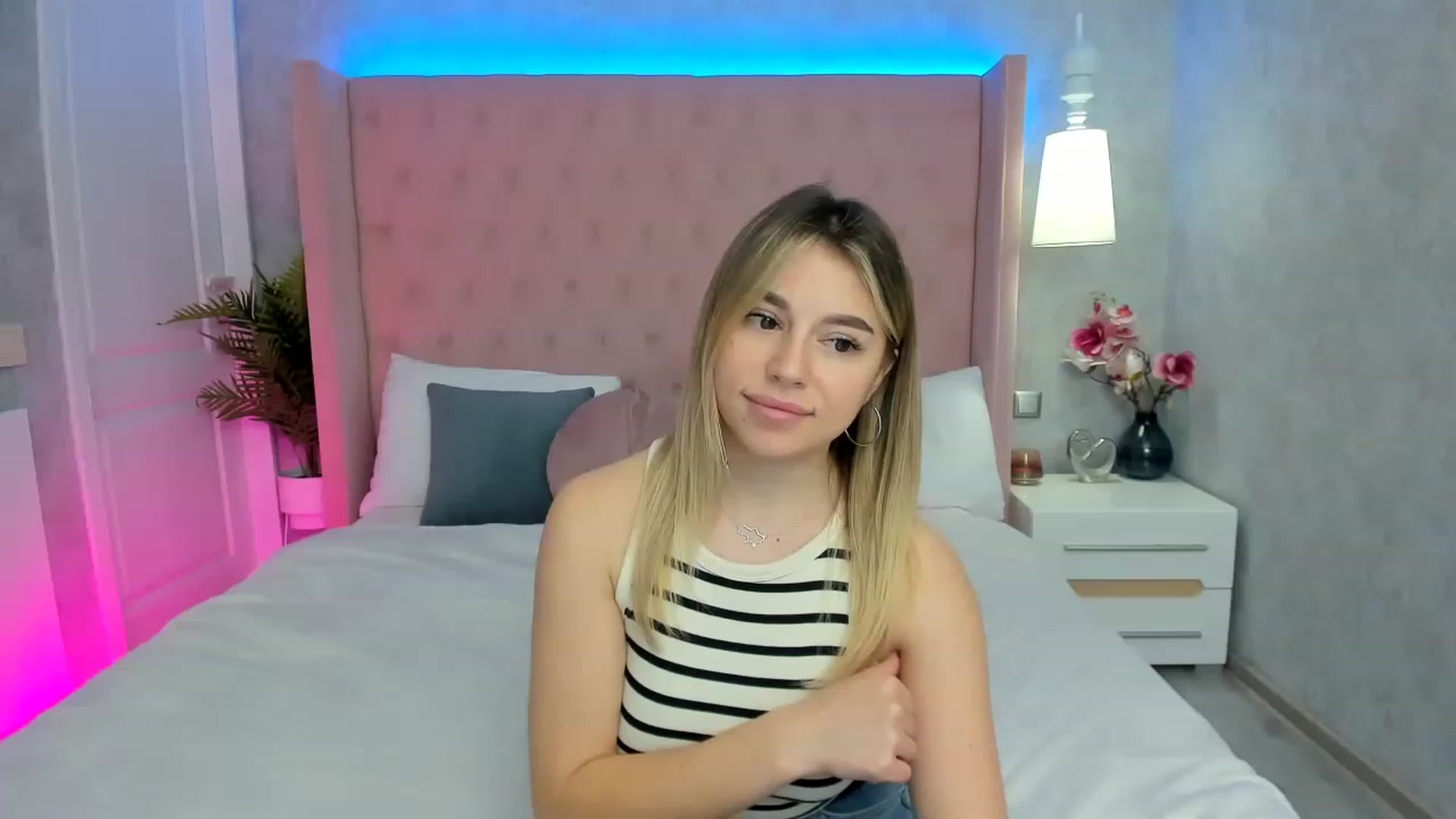 Gallery image thumbnail from SofiBloom's myfreecams stream on, 05/04/2023, 10:53 image 8 of 20