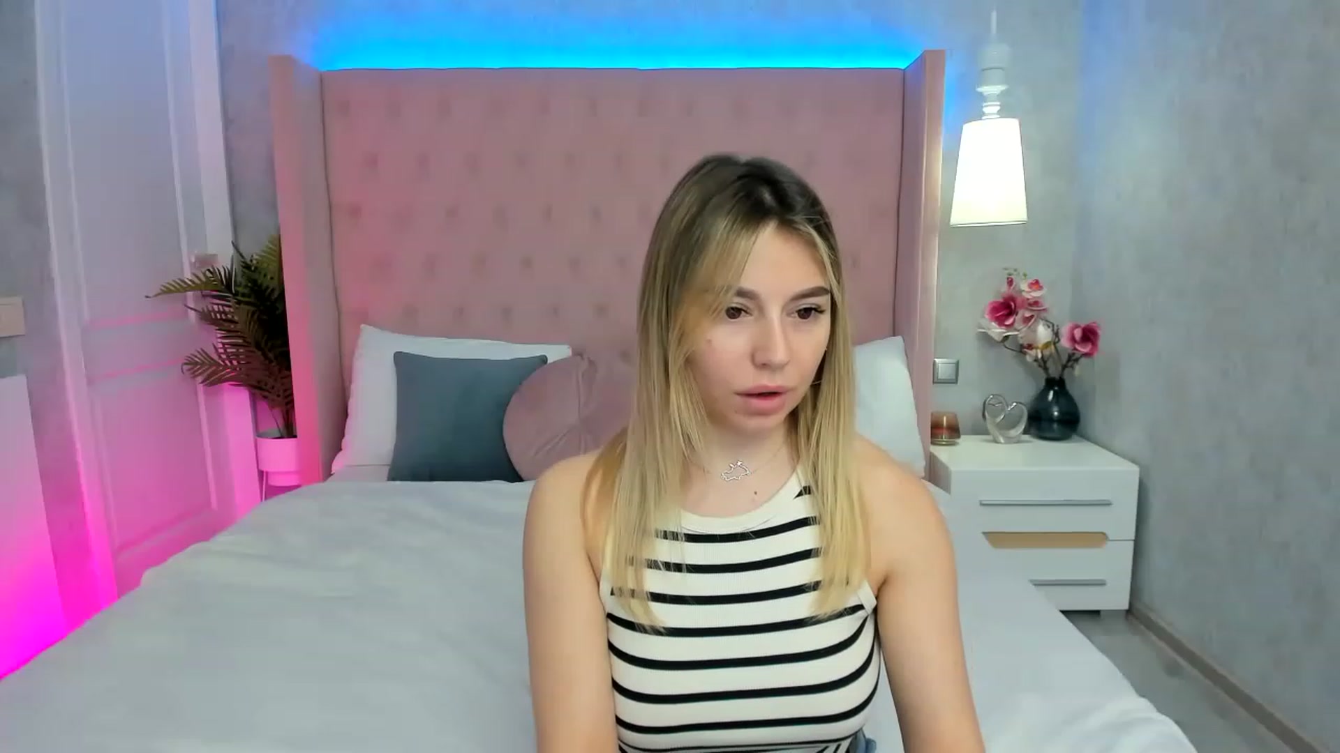 Gallery image thumbnail from SofiBloom's myfreecams stream on, 05/04/2023, 11:18 image 2 of 20