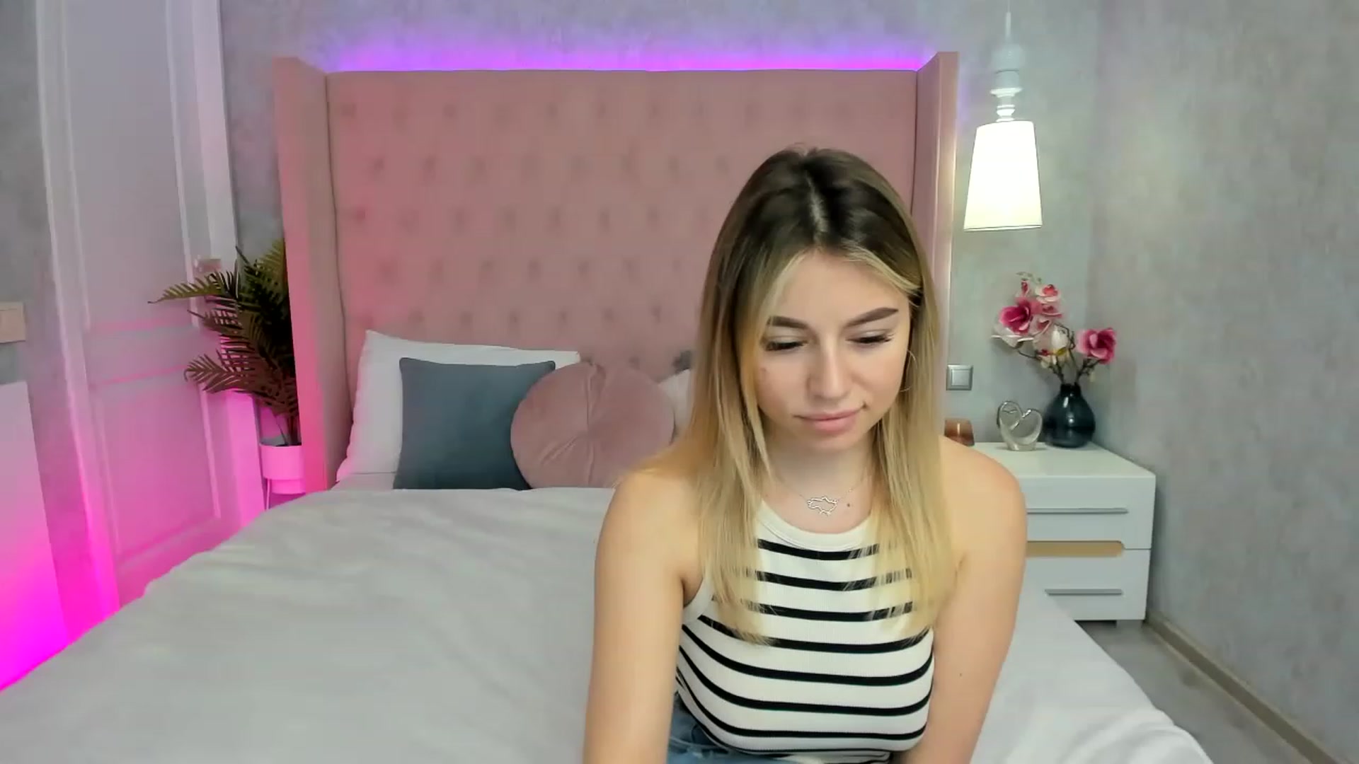 Gallery image thumbnail from SofiBloom's myfreecams stream on, 05/04/2023, 11:18 image 19 of 20