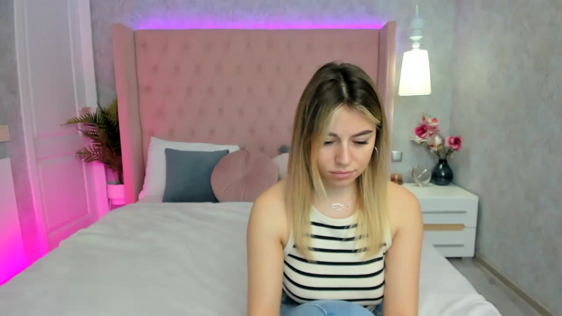 Gallery image thumbnail from SofiBloom's myfreecams stream on, 05/04/2023, 11:18 image 16 of 20