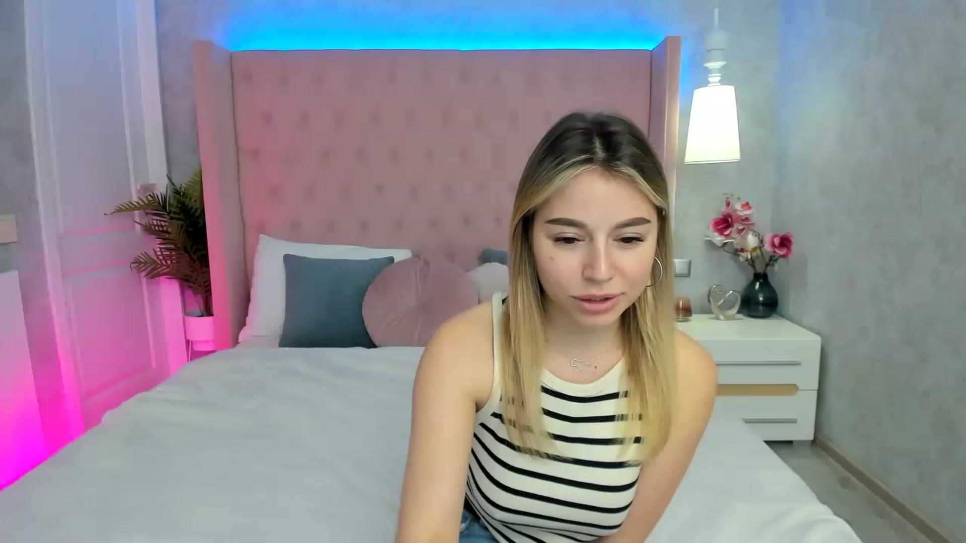 Gallery image thumbnail from SofiBloom's myfreecams stream on, 05/04/2023, 11:18 image 10 of 20