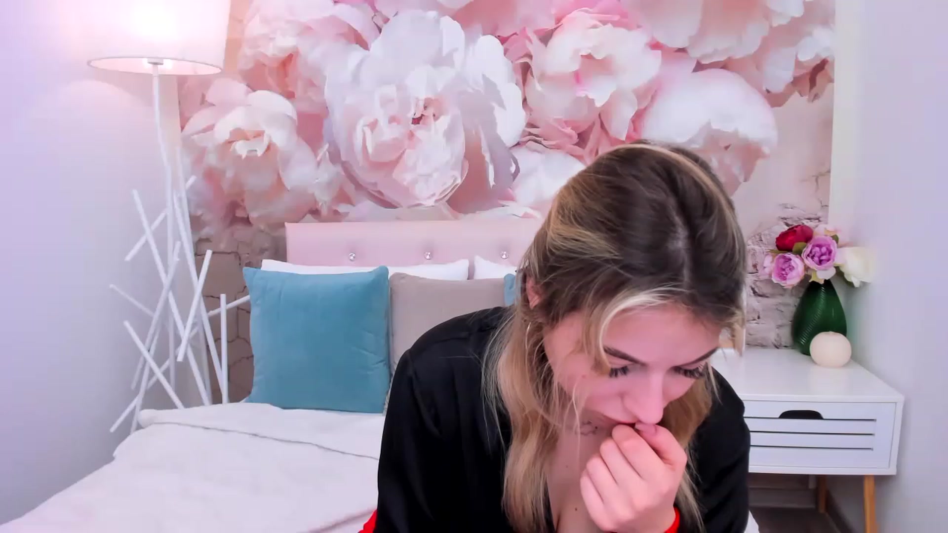 Gallery image thumbnail from SofiBloom's myfreecams stream on, 05/05/2023, 08:31 image 17 of 20