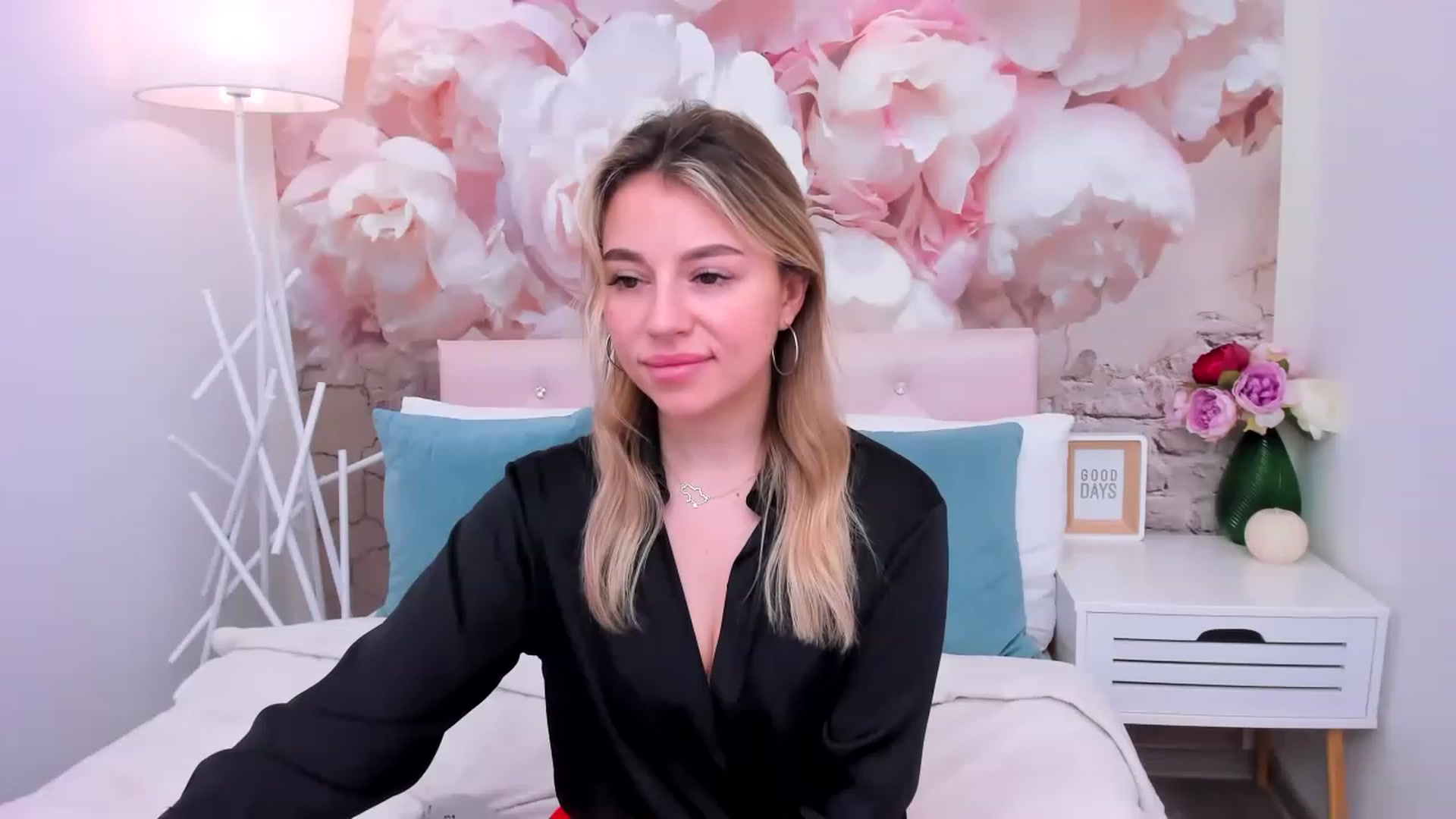 Gallery image thumbnail from SofiBloom's myfreecams stream on, 05/05/2023, 08:31 image 14 of 20