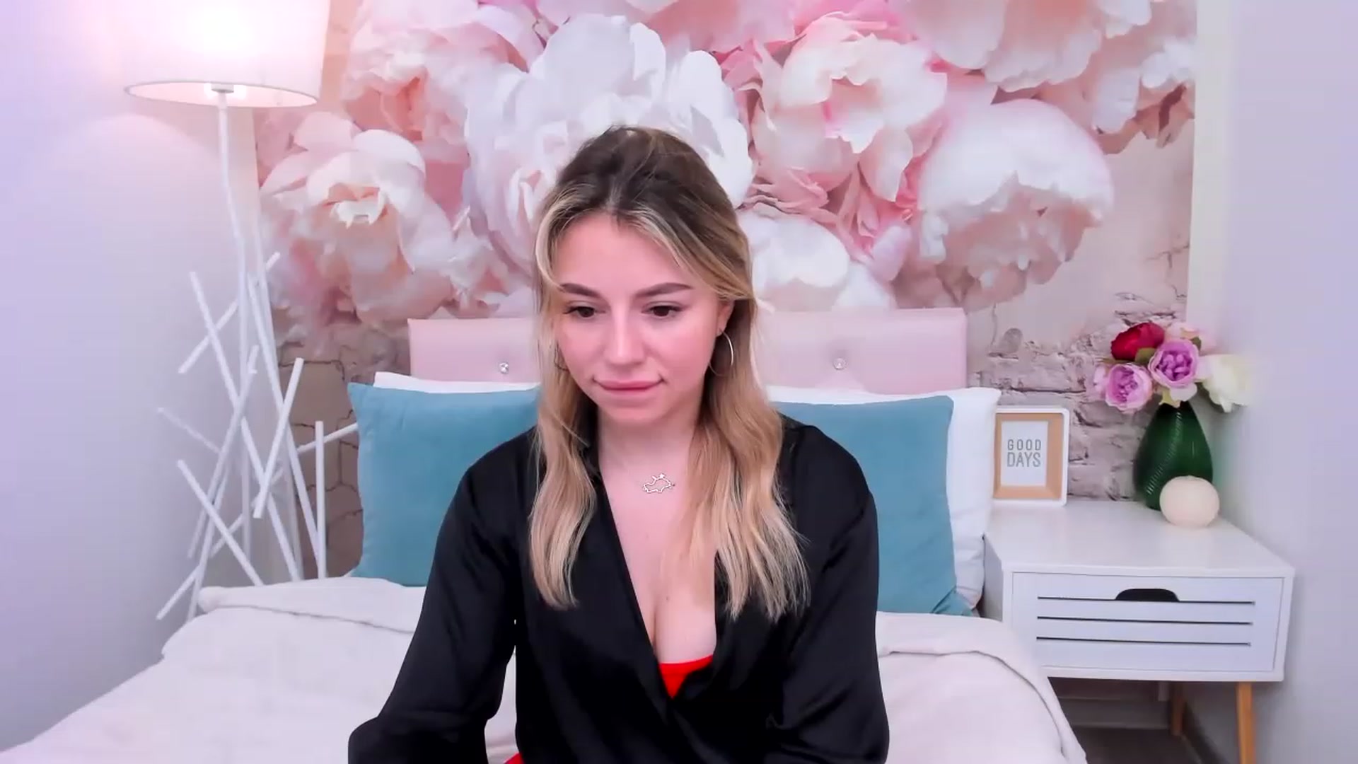 Gallery image thumbnail from SofiBloom's myfreecams stream on, 05/05/2023, 08:31 image 16 of 20