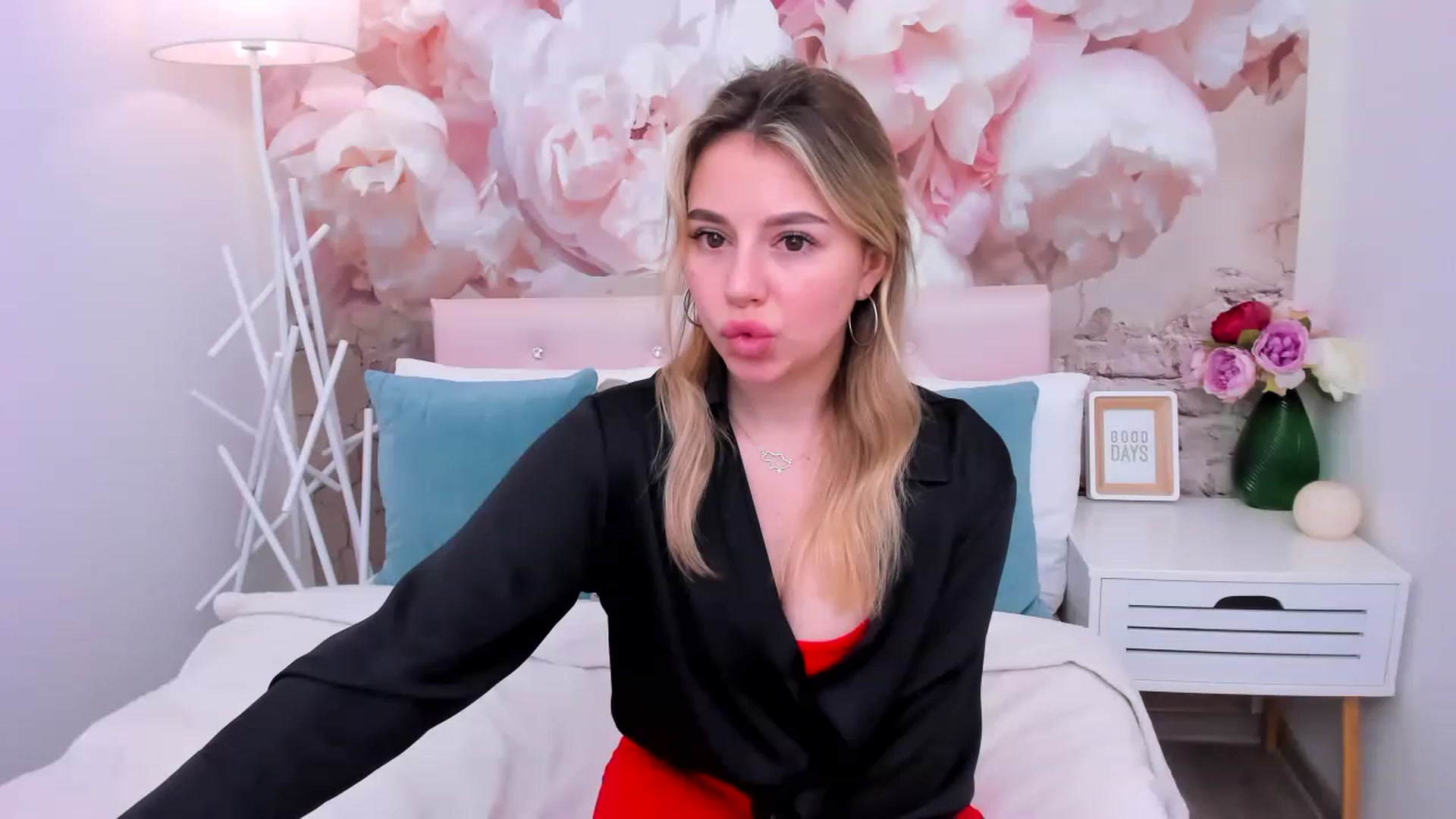 Gallery image thumbnail from SofiBloom's myfreecams stream on, 05/05/2023, 08:31 image 10 of 20