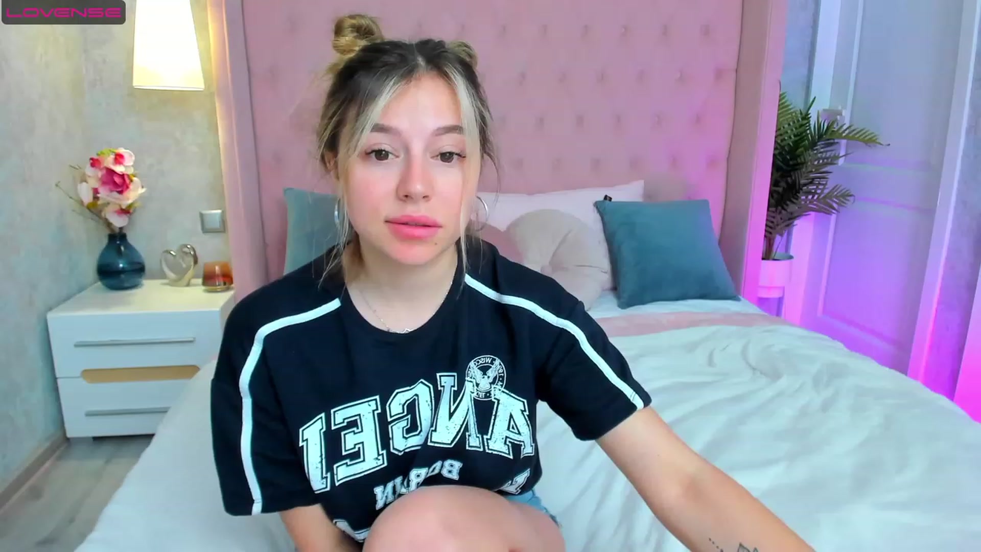 Gallery image thumbnail from SofiBloom's myfreecams stream on, 05/16/2023, 10:39 image 11 of 20