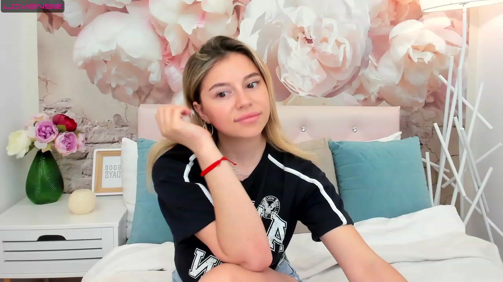 Gallery image thumbnail from SofiBloom's myfreecams stream on, 05/17/2023, 09:43 image 17 of 20