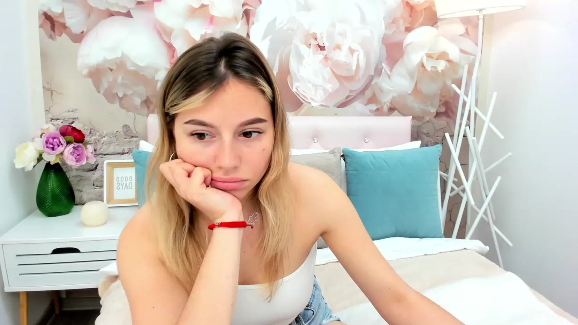 Gallery image thumbnail from SofiBloom's myfreecams stream on, 05/18/2023, 09:03 image 12 of 20