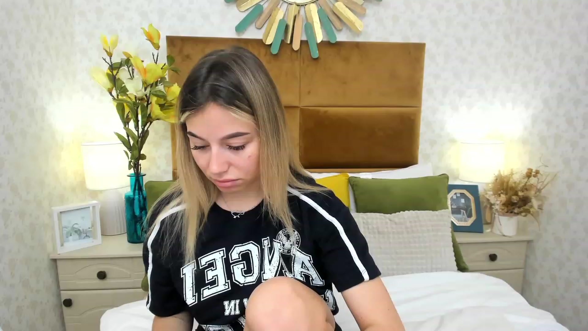 Gallery image thumbnail from SofiBloom's myfreecams stream on, 05/19/2023, 07:26 image 17 of 20