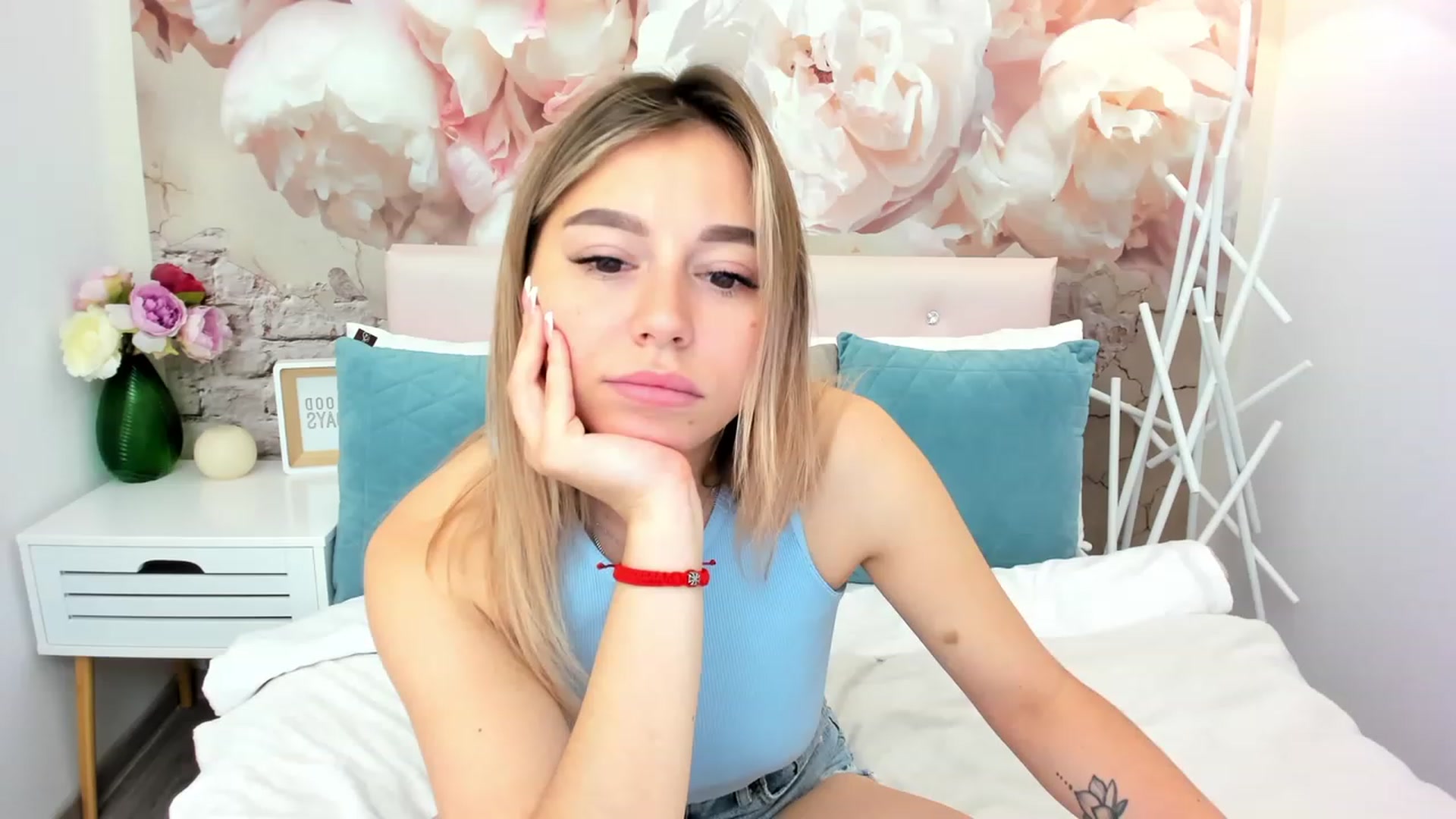 Gallery image thumbnail from SofiBloom's myfreecams stream on, 05/31/2023, 10:34 image 6 of 20