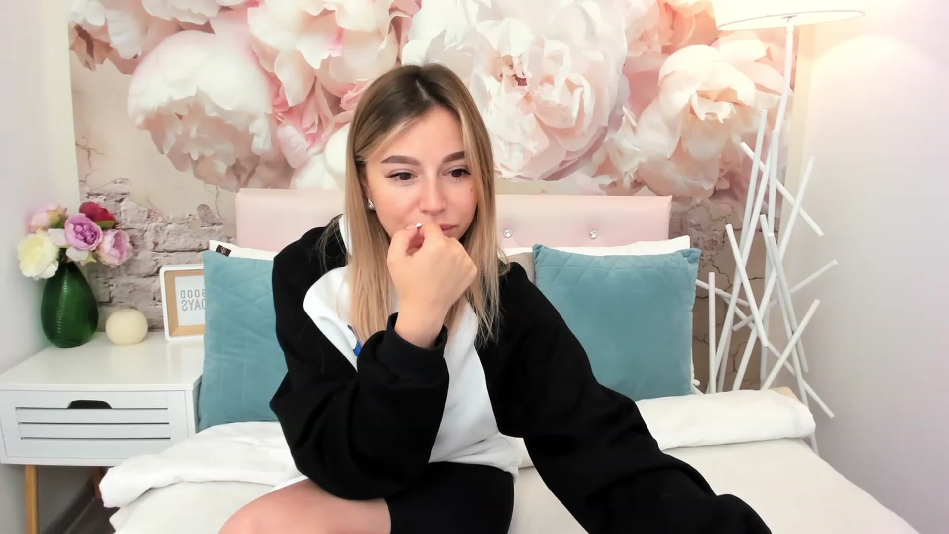 Gallery image thumbnail from SofiBloom's myfreecams stream on, 05/31/2023, 11:59 image 5 of 20