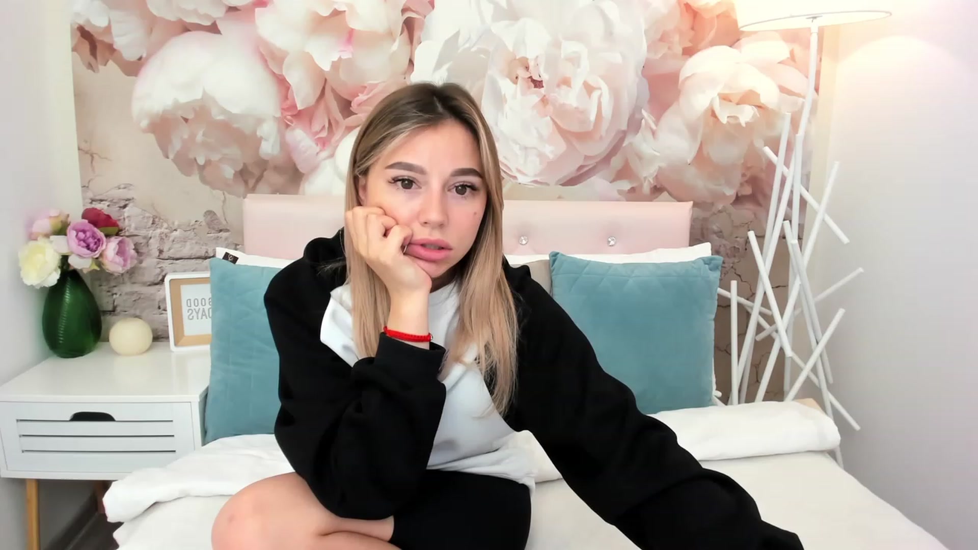 Gallery image thumbnail from SofiBloom's myfreecams stream on, 05/31/2023, 11:59 image 7 of 20