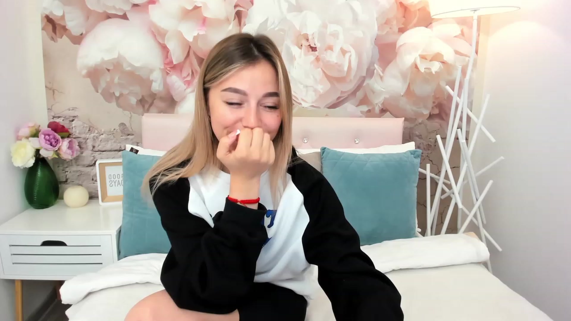 Gallery image thumbnail from SofiBloom's myfreecams stream on, 05/31/2023, 11:59 image 16 of 20