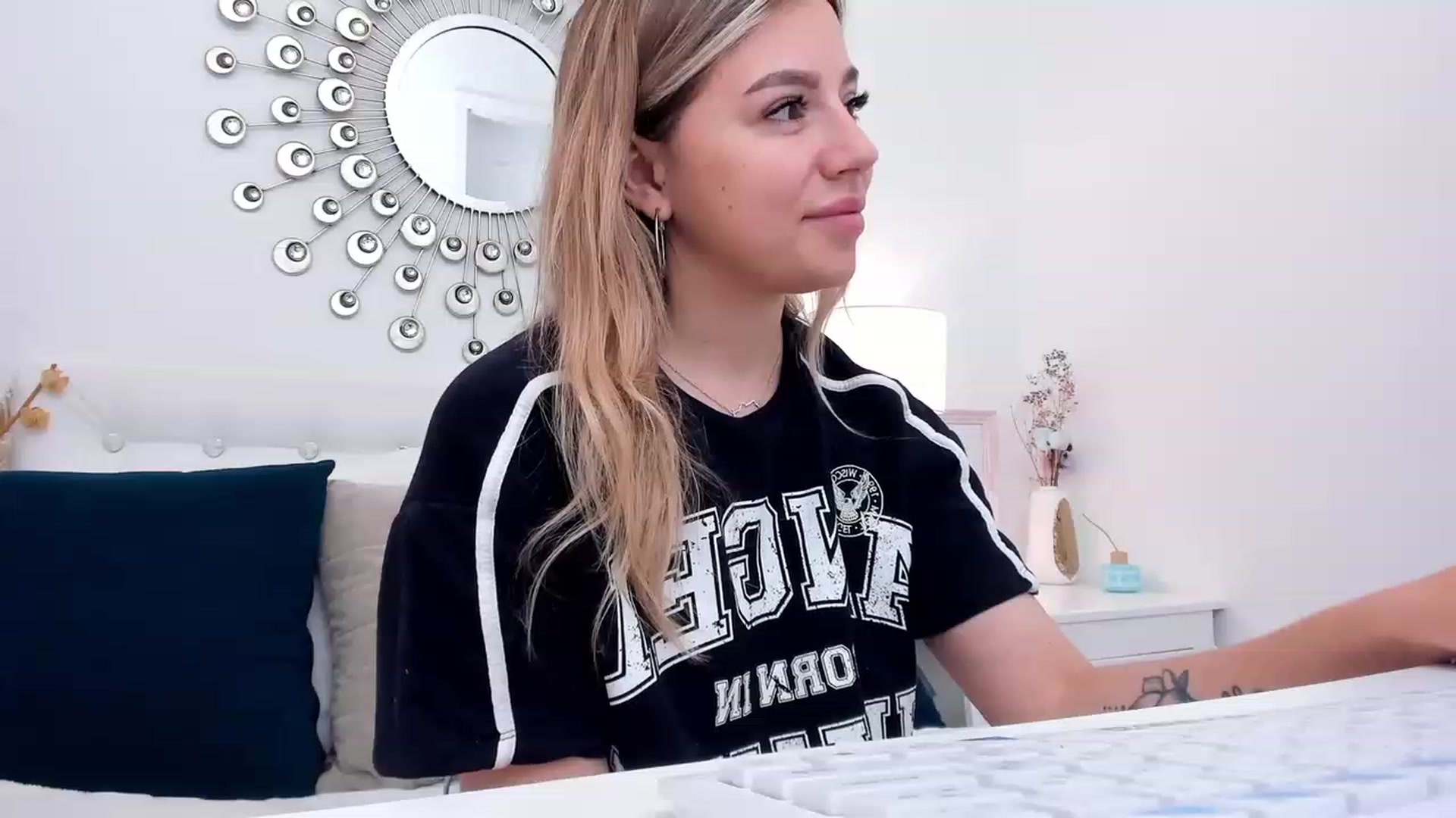 Gallery image thumbnail from SofiBloom's myfreecams stream on, 06/10/2023, 10:14 image 16 of 20