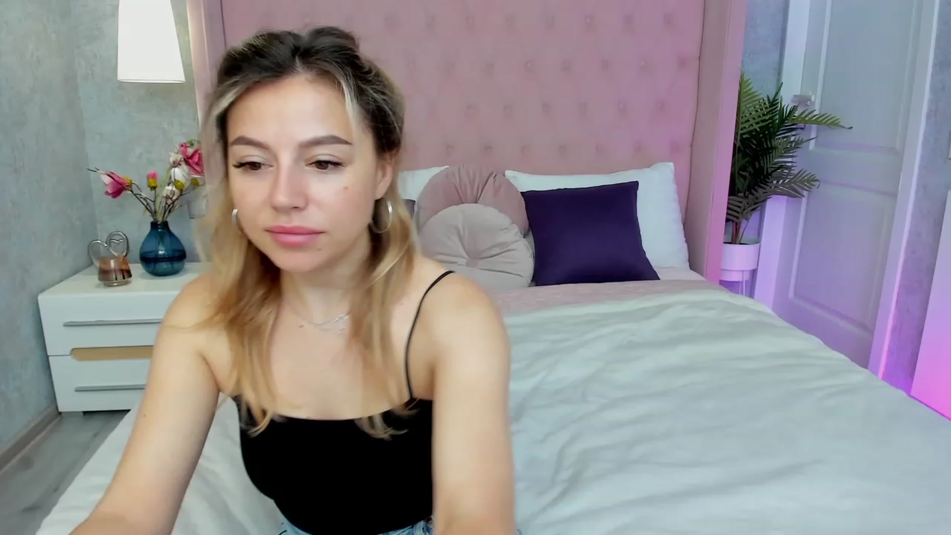 Gallery image thumbnail from SofiBloom's myfreecams stream on, 06/12/2023, 09:36 image 2 of 20
