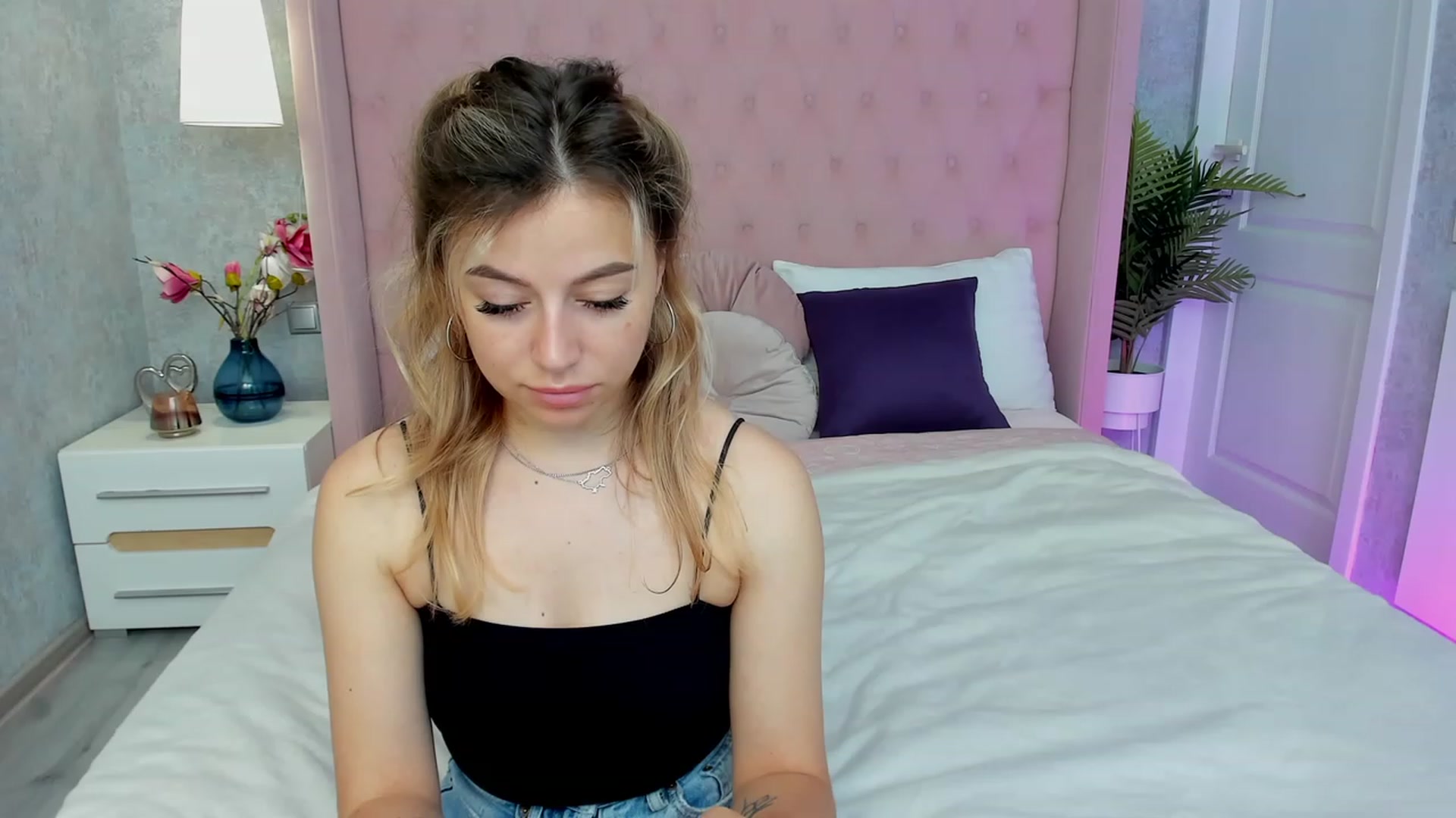 Gallery image thumbnail from SofiBloom's myfreecams stream on, 06/12/2023, 09:36 image 15 of 20