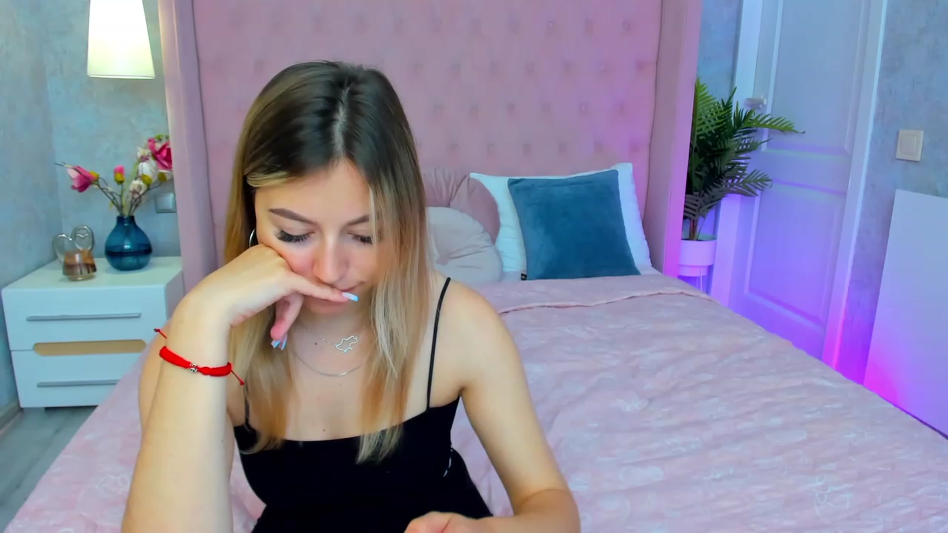 Gallery image thumbnail from SofiBloom's myfreecams stream on, 06/13/2023, 09:18 image 16 of 20