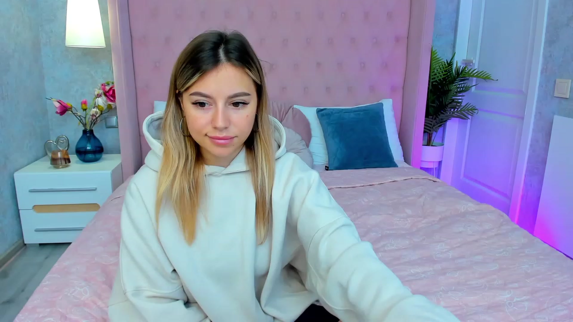 Gallery image thumbnail from SofiBloom's myfreecams stream on, 06/13/2023, 11:11 image 20 of 20