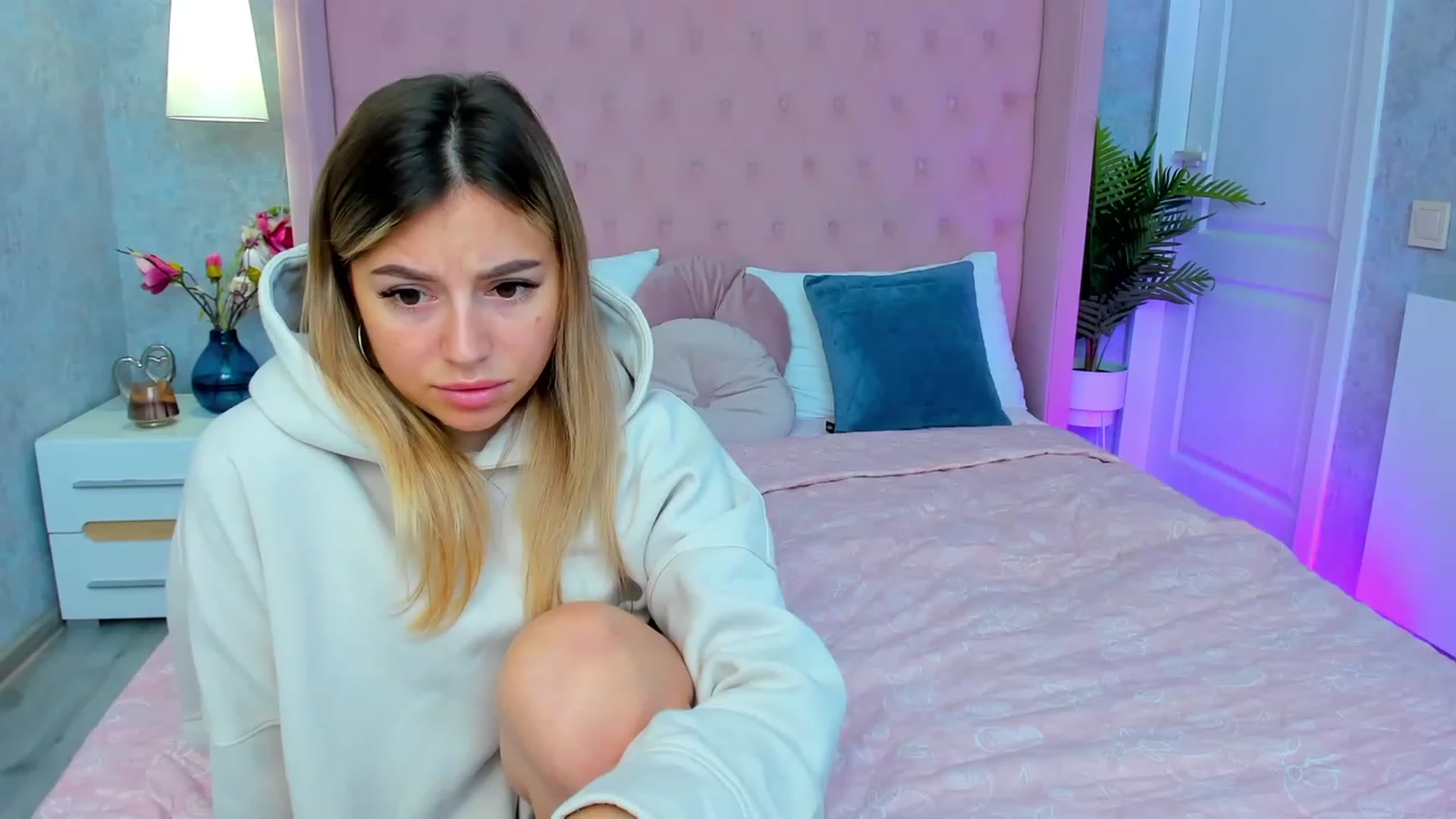 Gallery image thumbnail from SofiBloom's myfreecams stream on, 06/13/2023, 11:11 image 19 of 20
