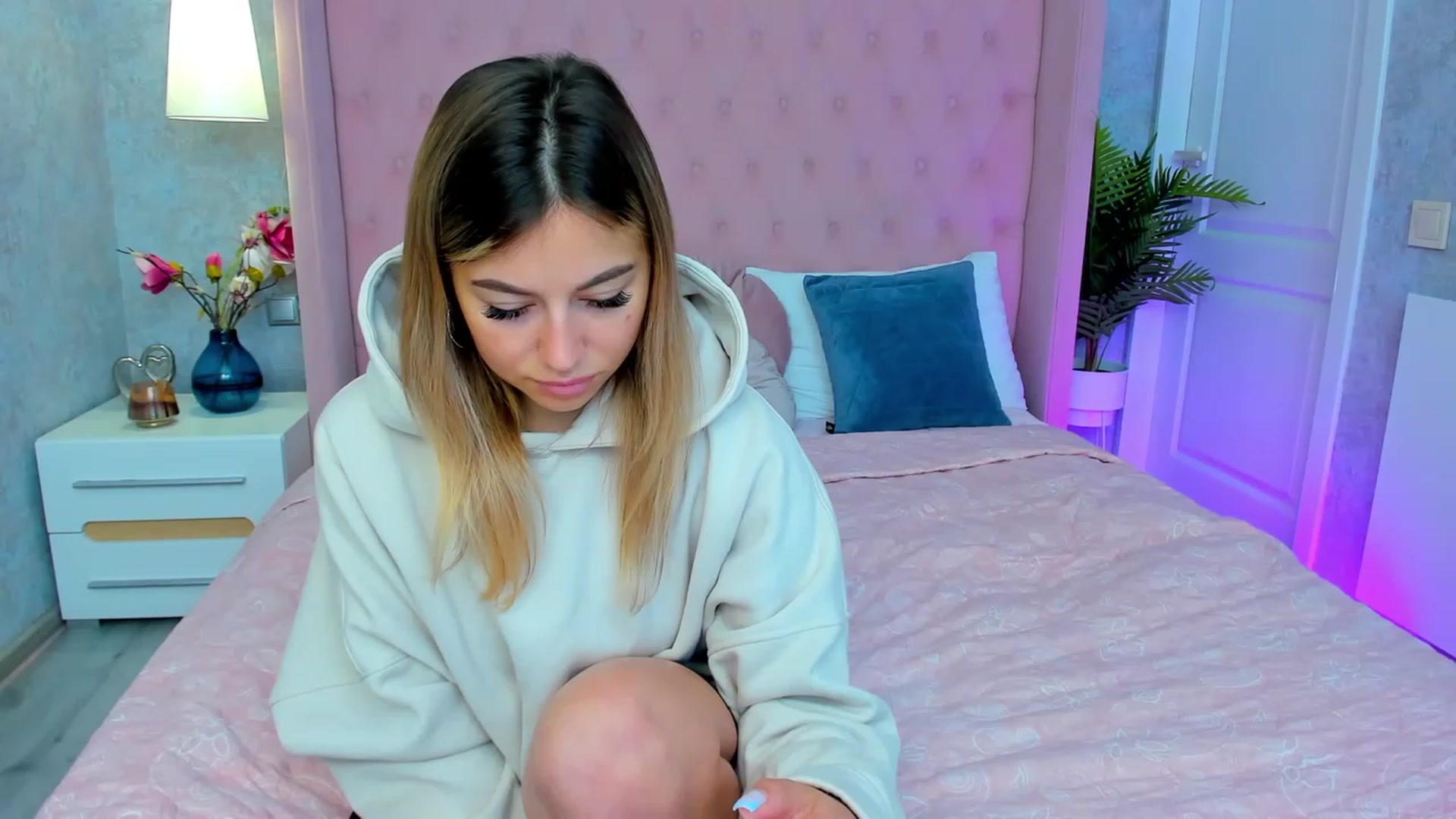 Gallery image thumbnail from SofiBloom's myfreecams stream on, 06/13/2023, 11:11 image 17 of 20