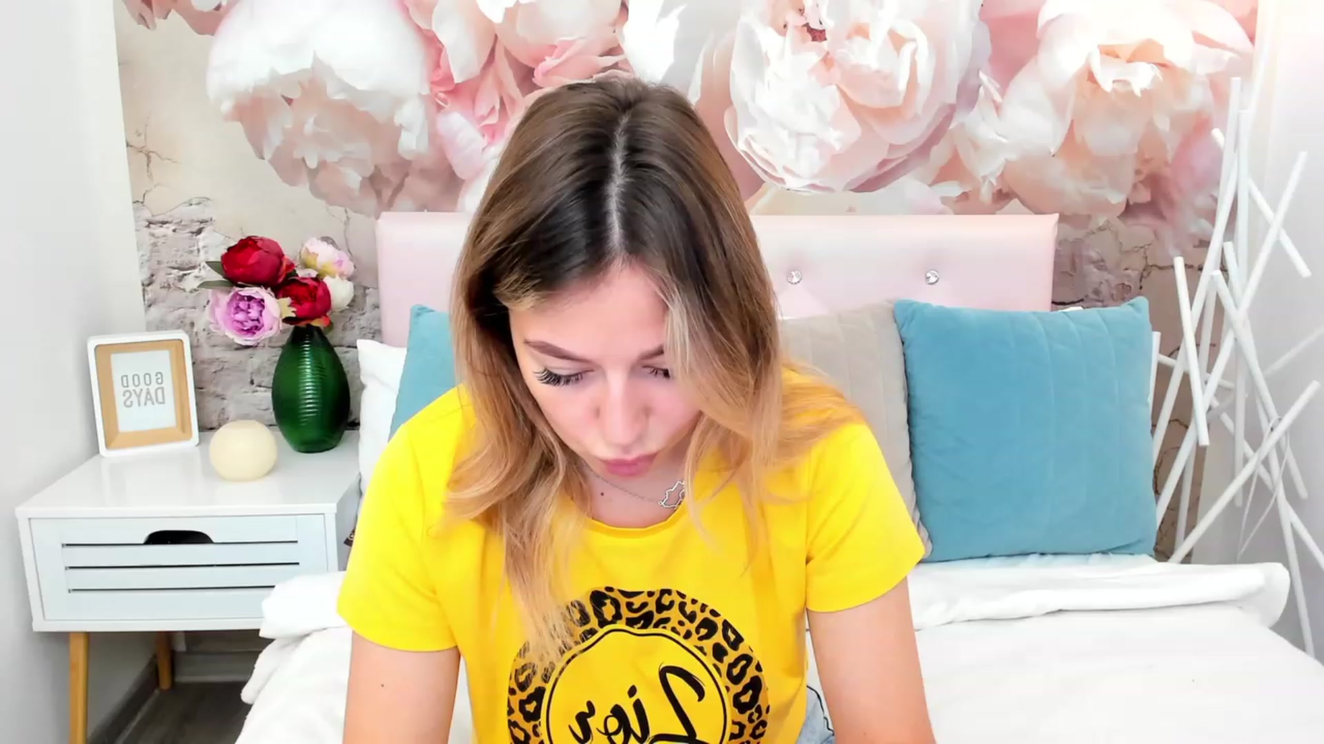 Gallery image thumbnail from SofiBloom's myfreecams stream on, 06/20/2023, 10:44 image 16 of 20